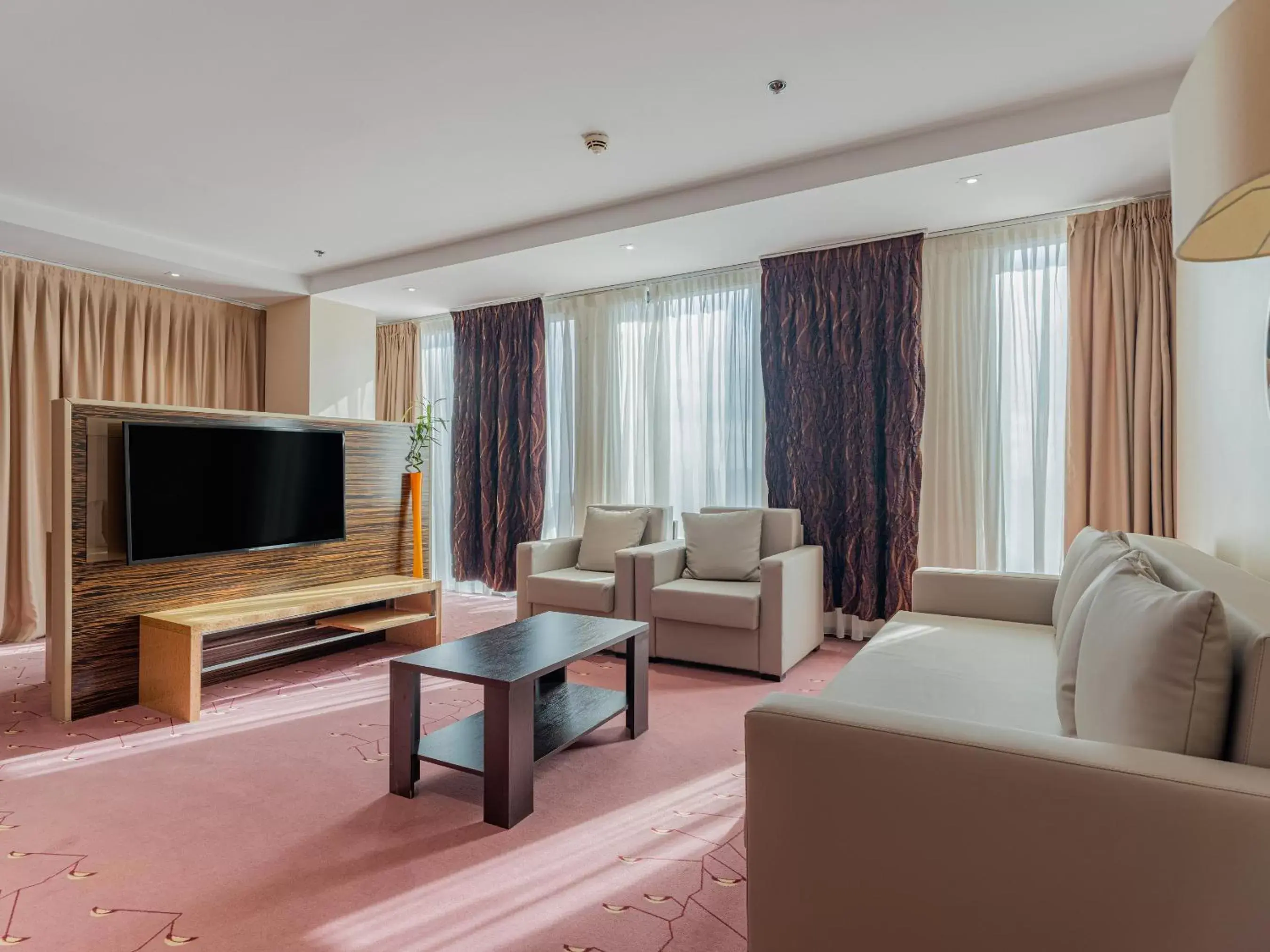 Communal lounge/ TV room, Seating Area in Ramada Sibiu Hotel