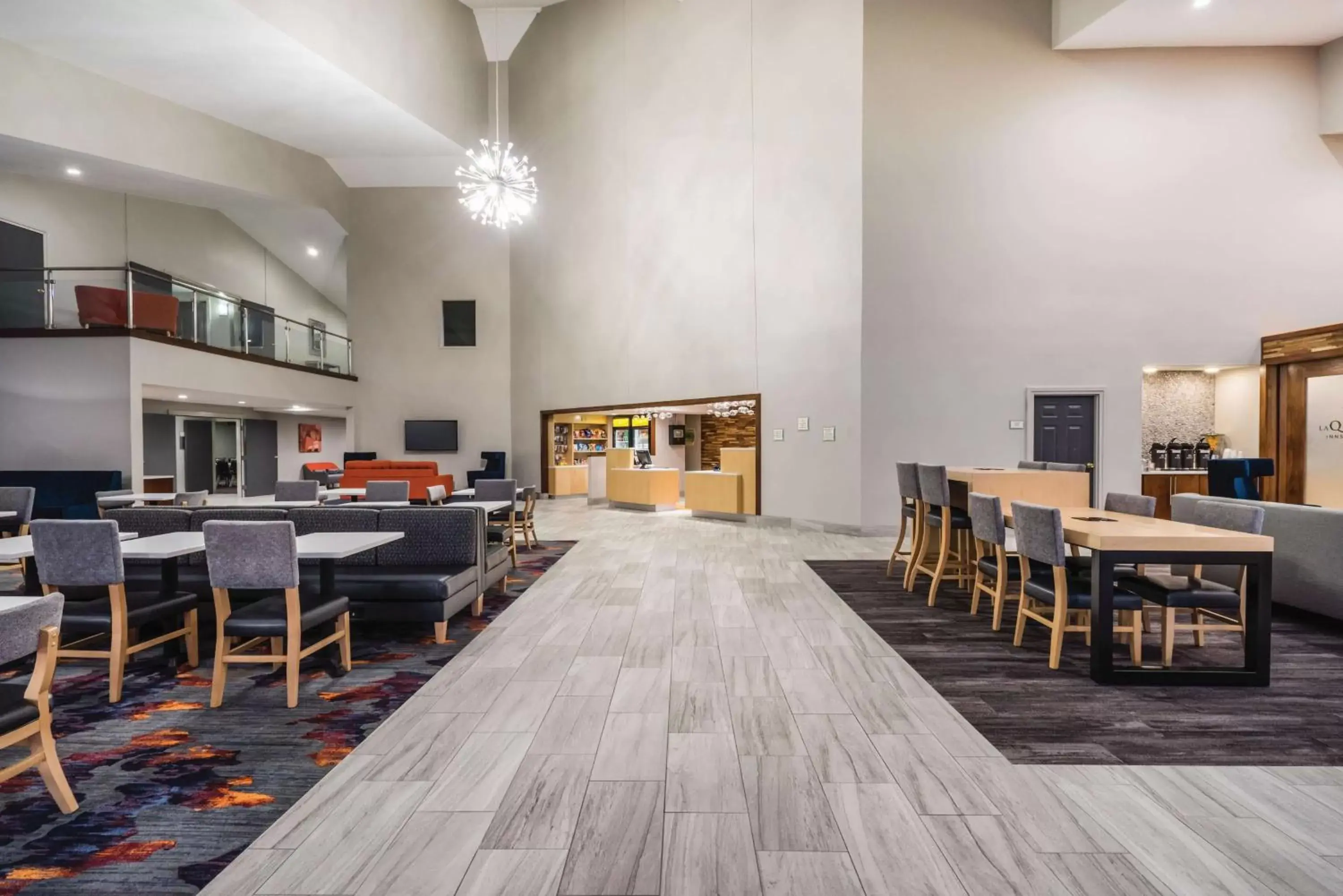 Lobby or reception, Restaurant/Places to Eat in La Quinta by Wyndham Chattanooga-Hamilton Place