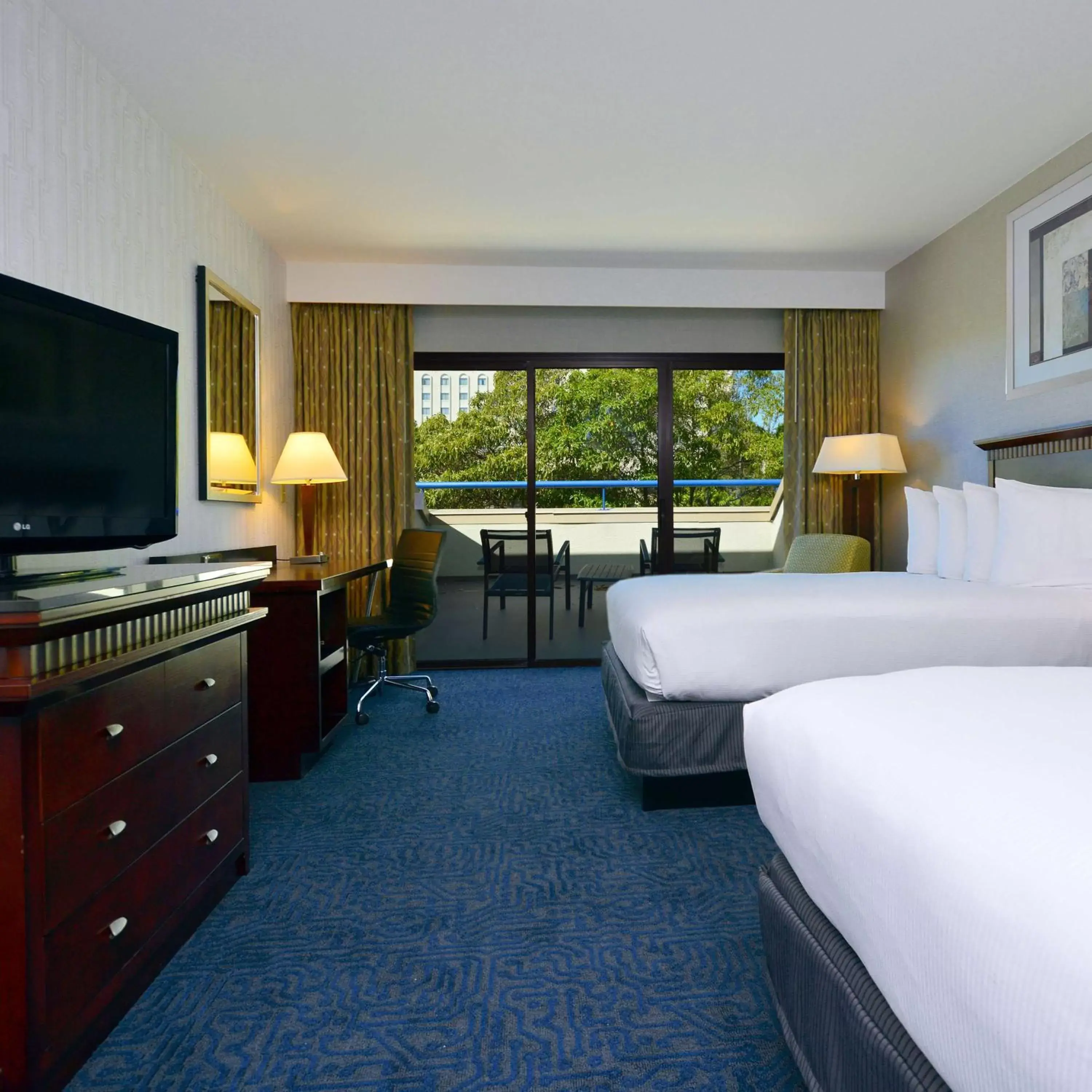 Bed, TV/Entertainment Center in DoubleTree by Hilton Newark-Fremont