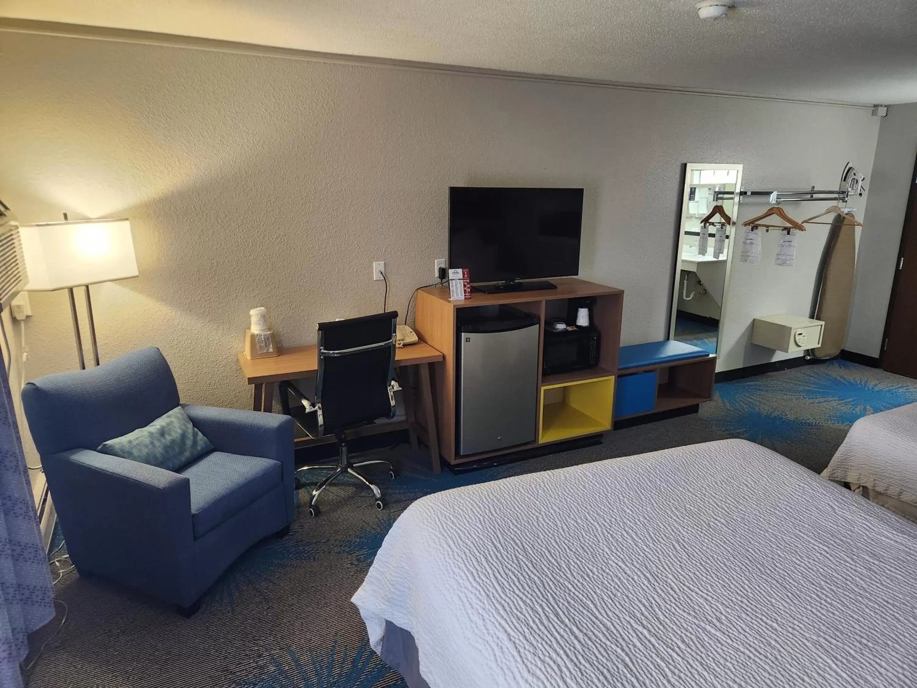 TV and multimedia, TV/Entertainment Center in Days Inn by Wyndham Sioux Falls Airport