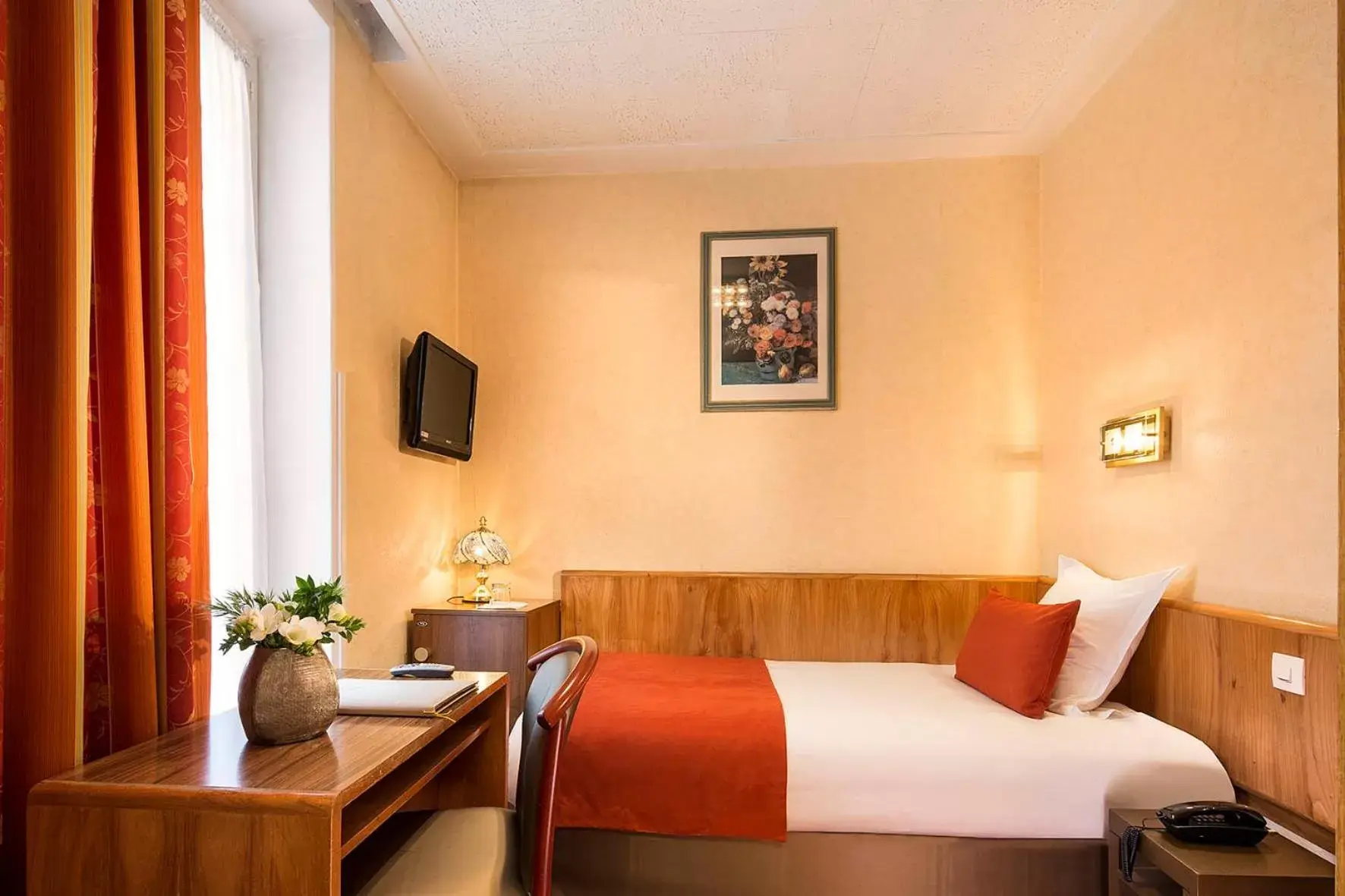 Photo of the whole room, Bed in Hotel Terminus Lyon