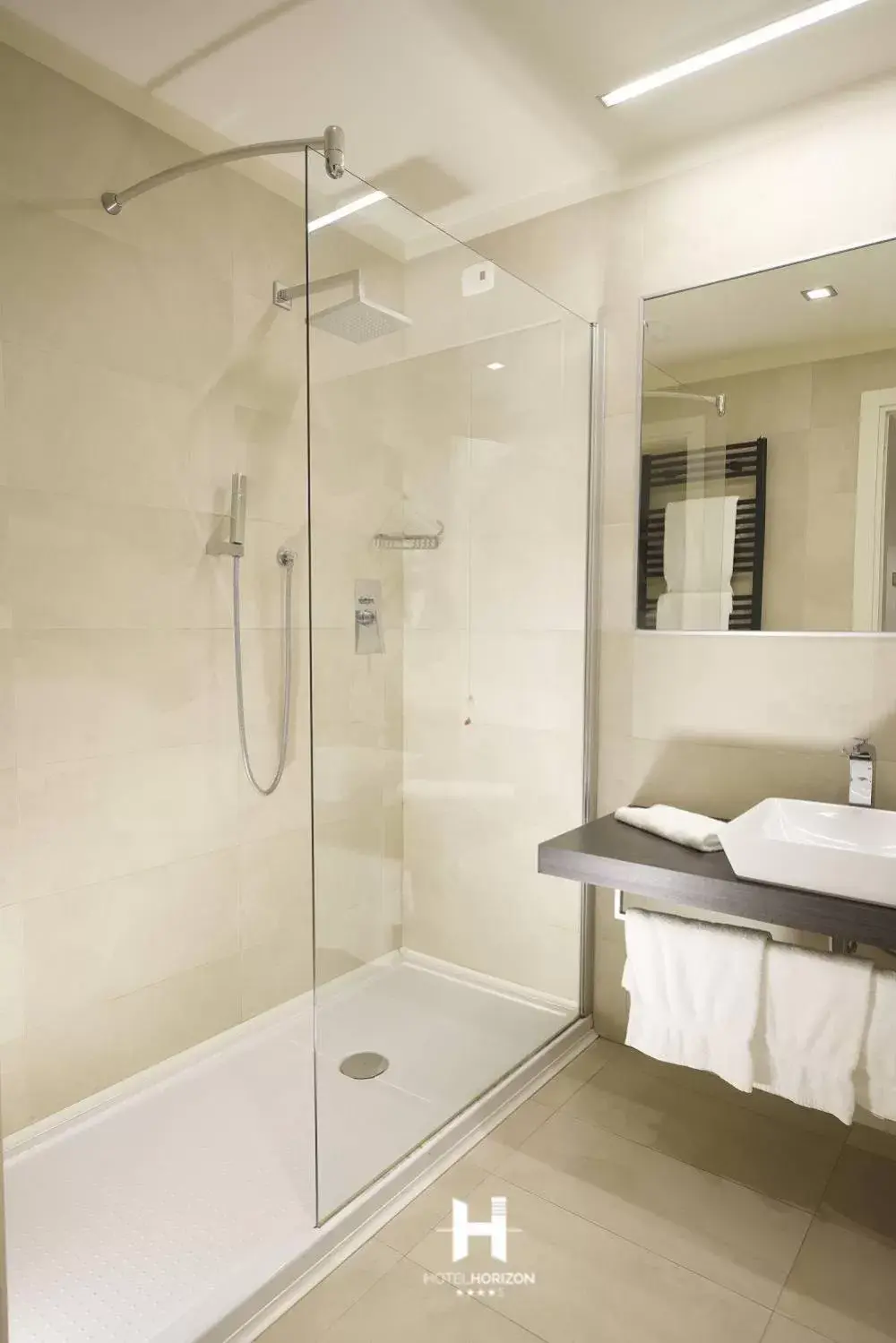 Shower, Bathroom in Hotel Horizon