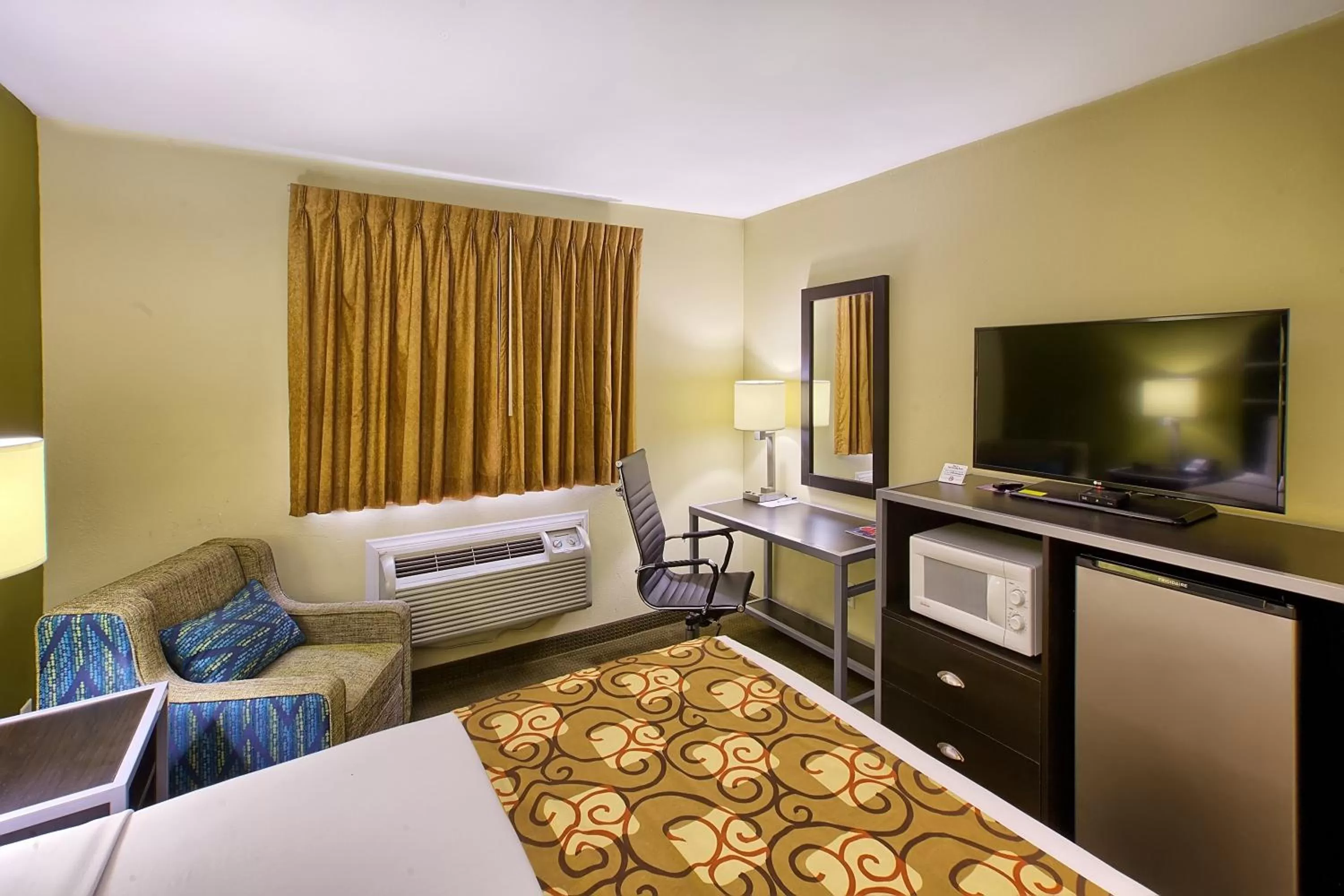 Bedroom, Bed in Country Hearth Inn of Knightdale