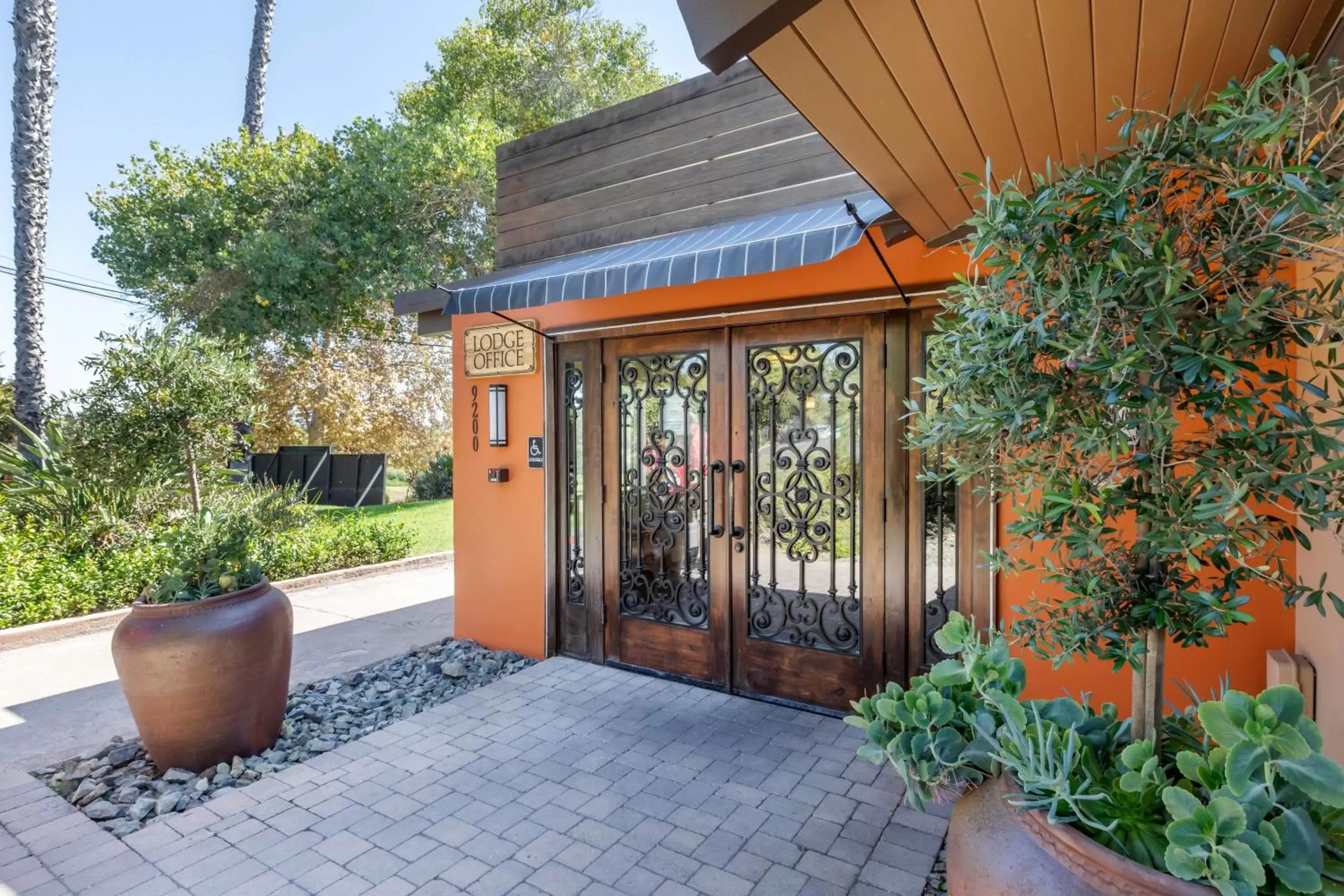 Facade/entrance in Carlton Oaks Lodge, Ascend Hotel Collection