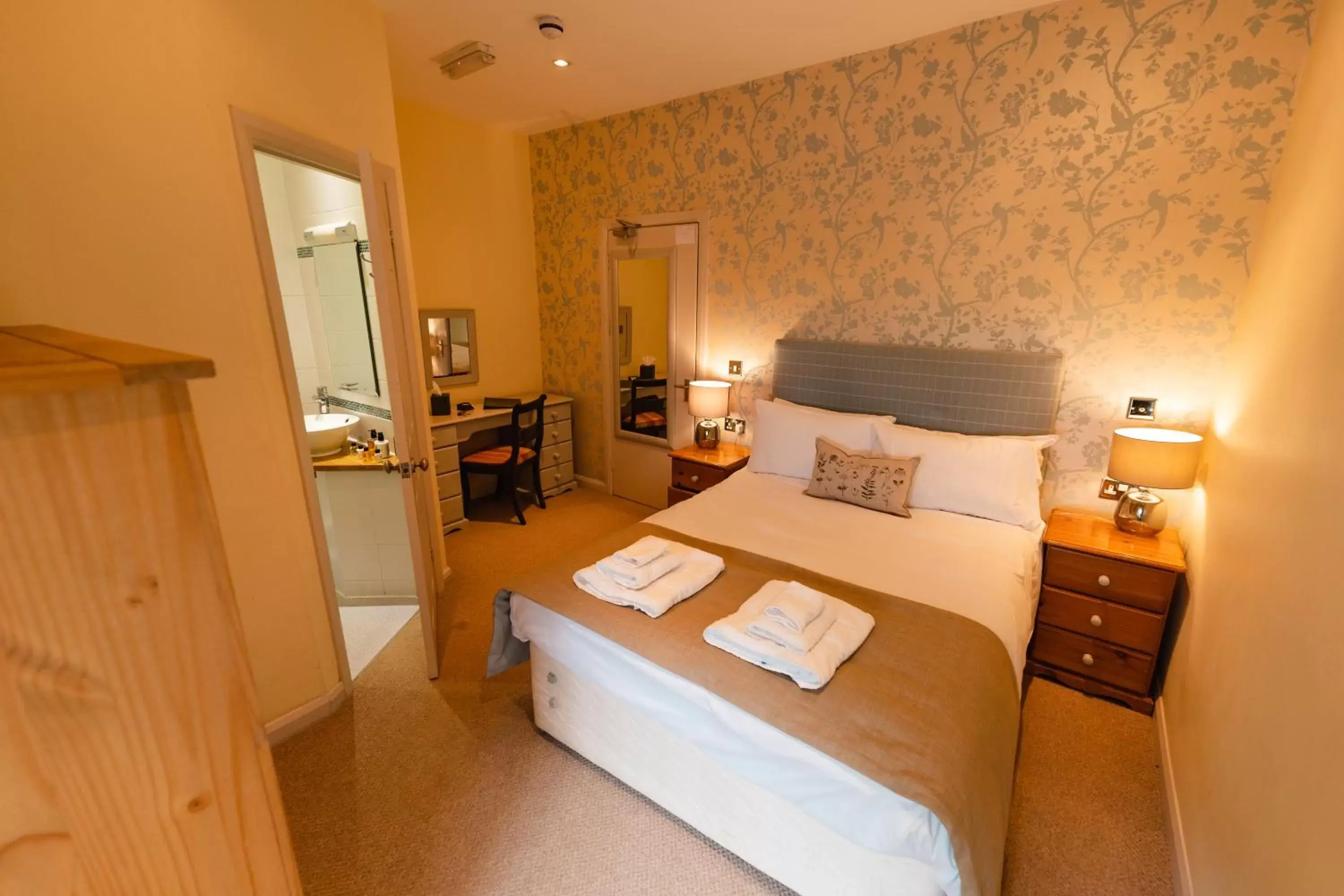 Photo of the whole room, Bed in Fox And Hounds Llancarfan