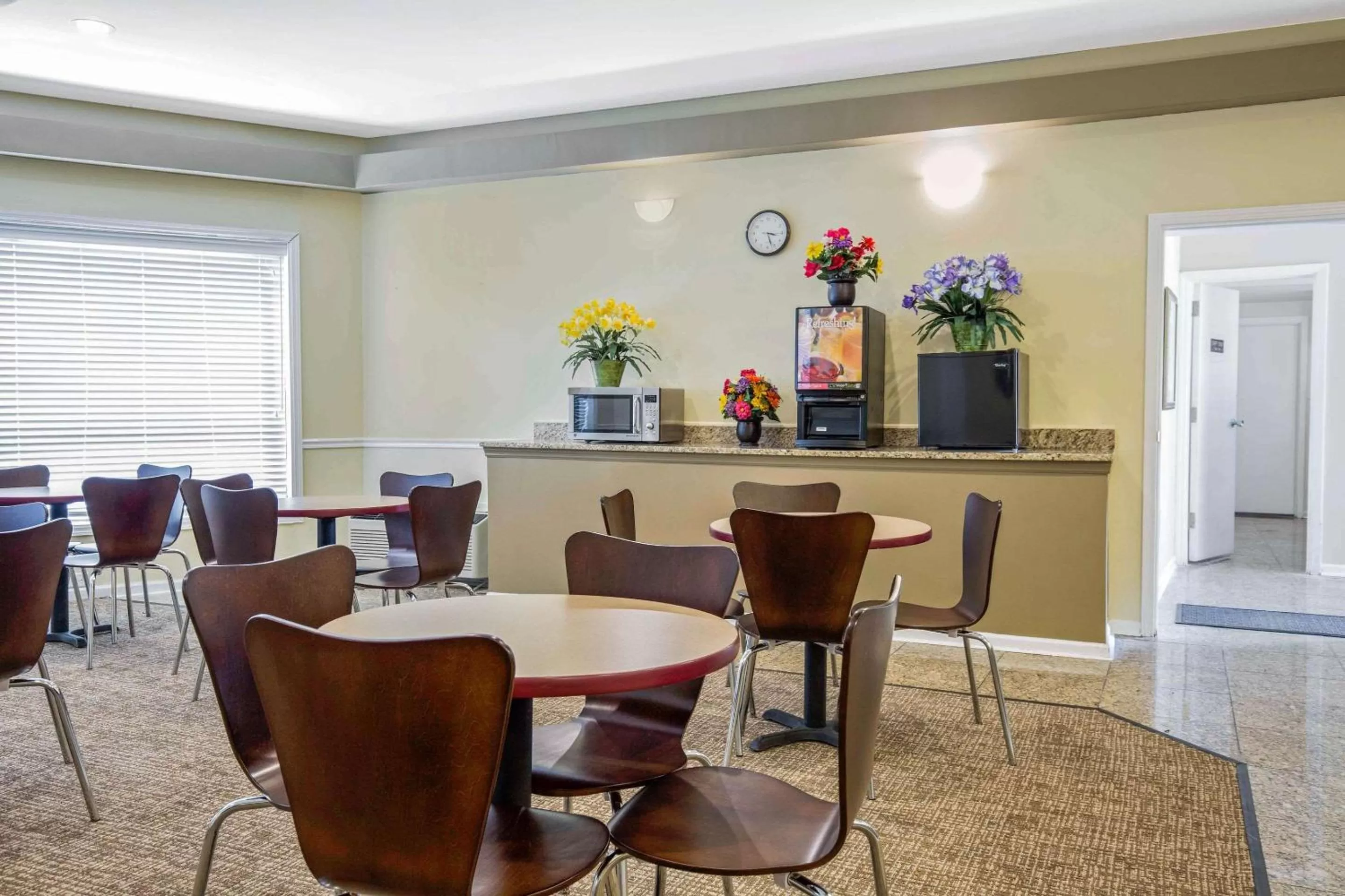 Restaurant/places to eat in Rodeway Inn Lyons - La Grange