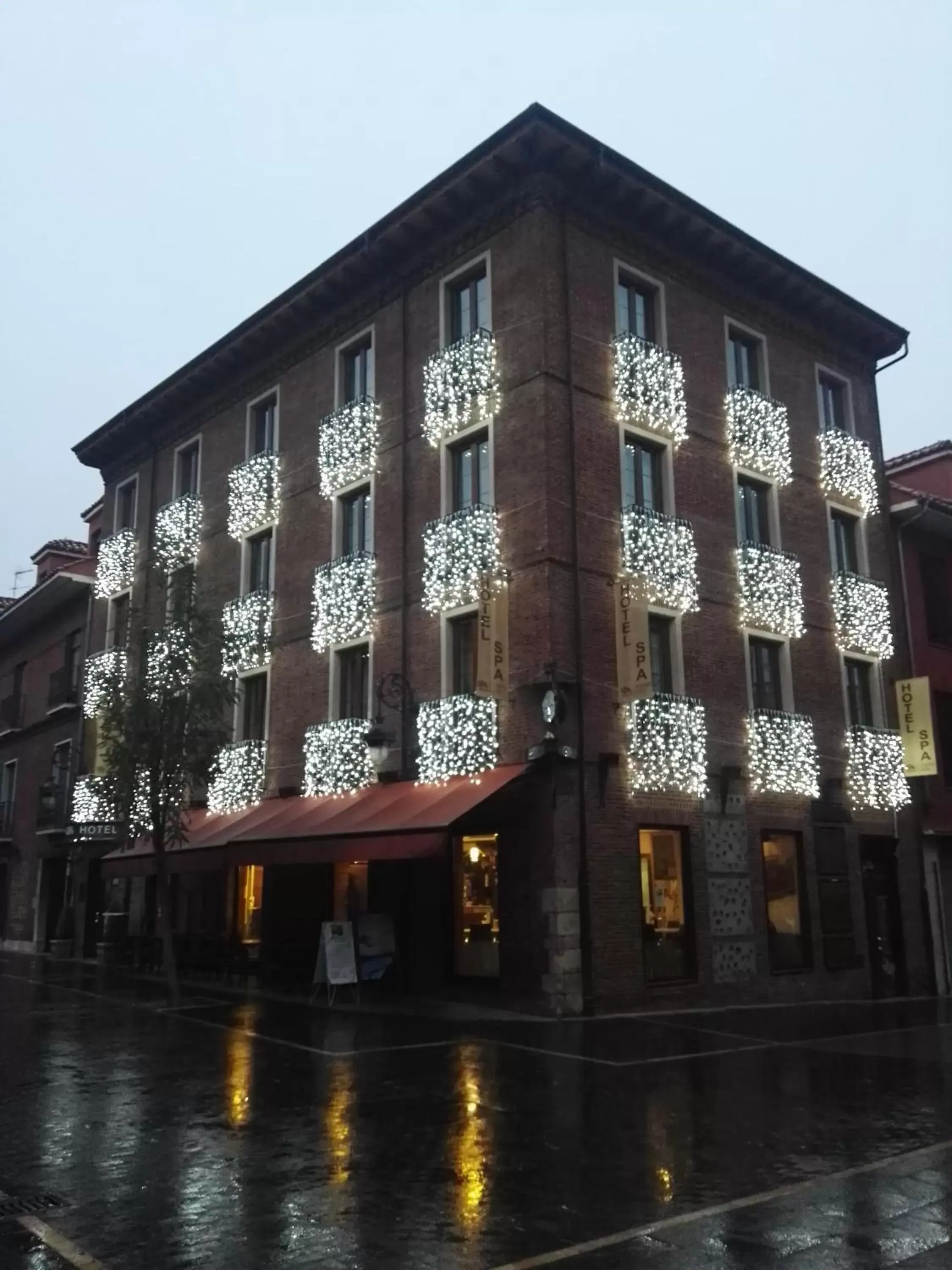 Property building in Hotel Spa QH Centro León Property building in Hotel Spa QH Centro León