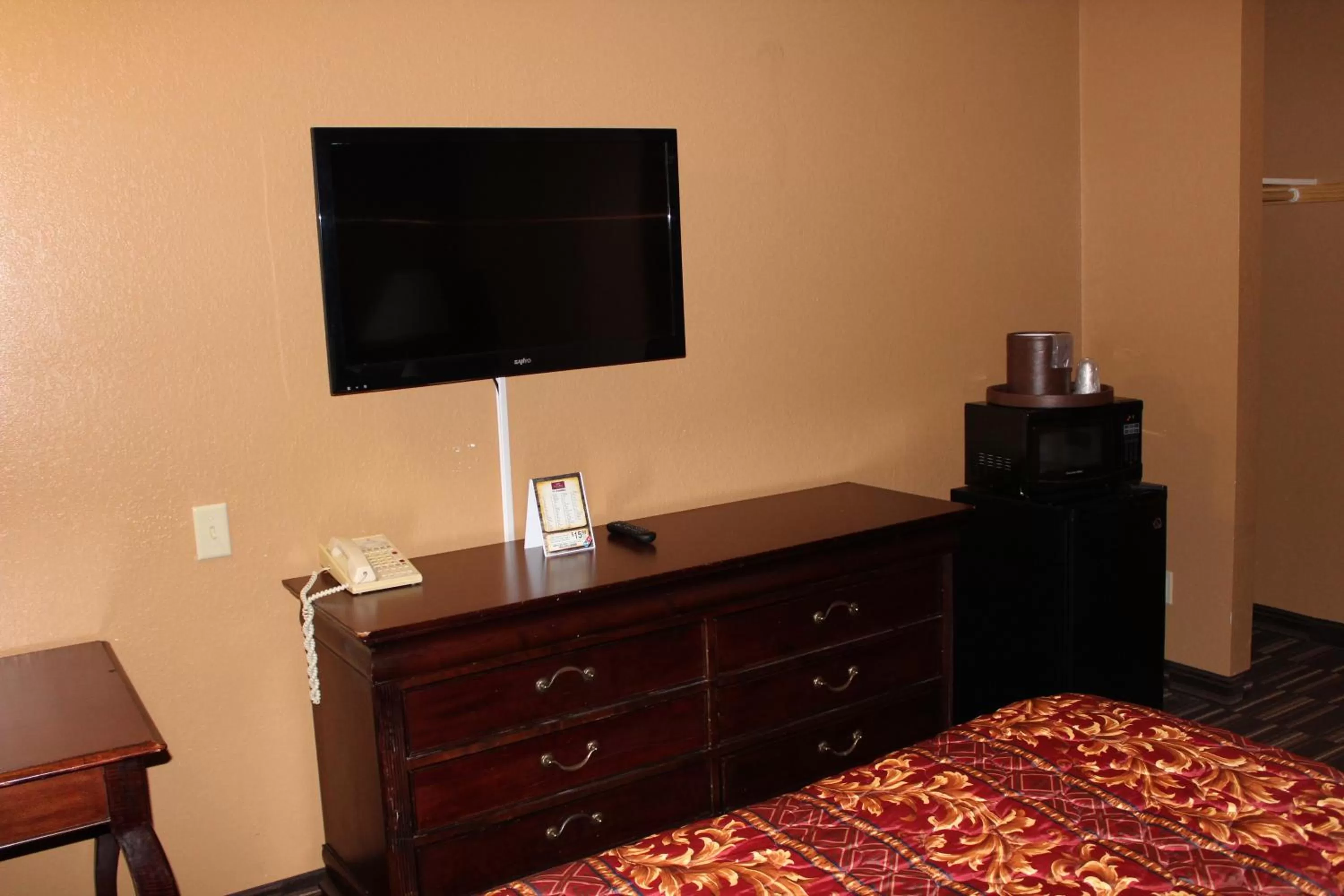 TV and multimedia, Bed in Coratel Inn and Suites Maple Grove