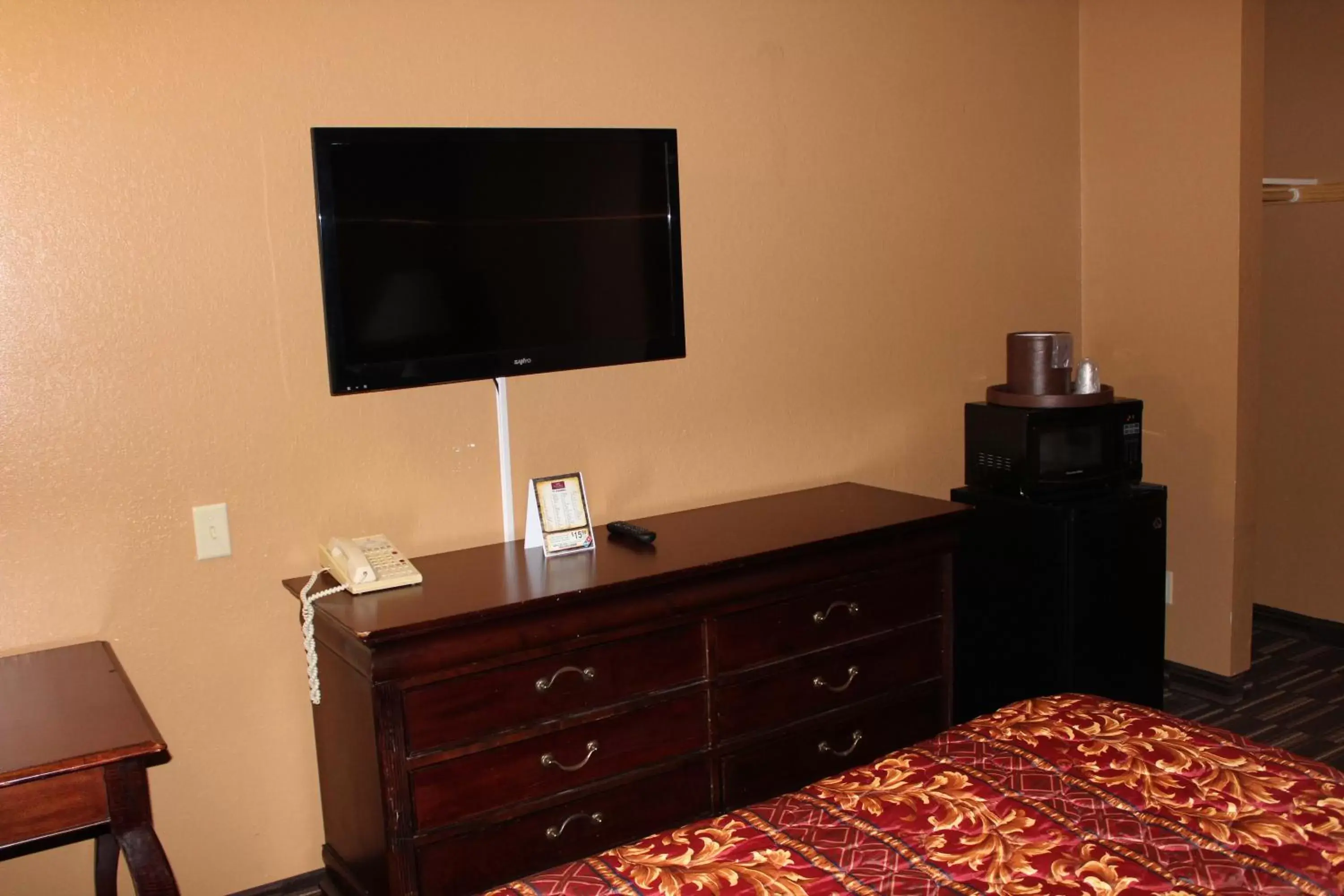 TV and multimedia, TV/Entertainment Center in Coratel Inn and Suites Maple Grove