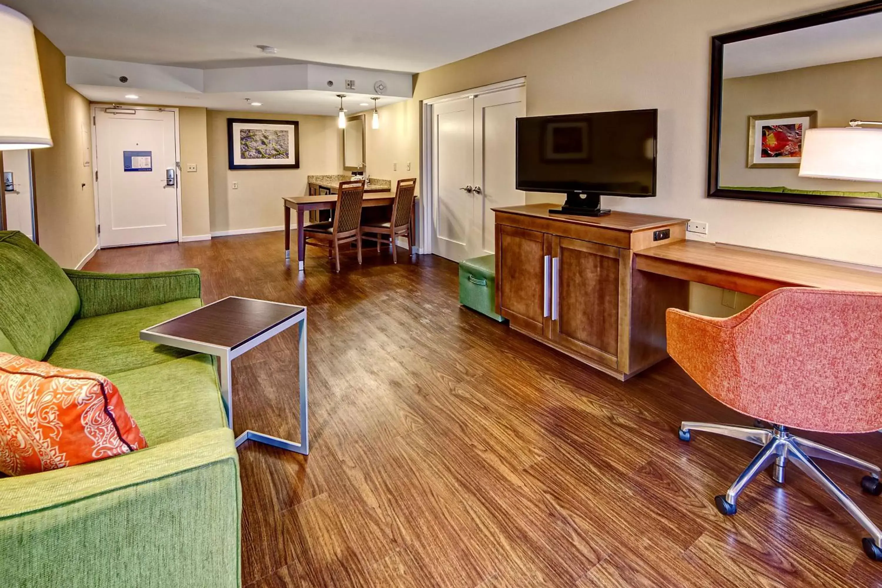Living room in Hampton Inn and Suites Asheville Airport