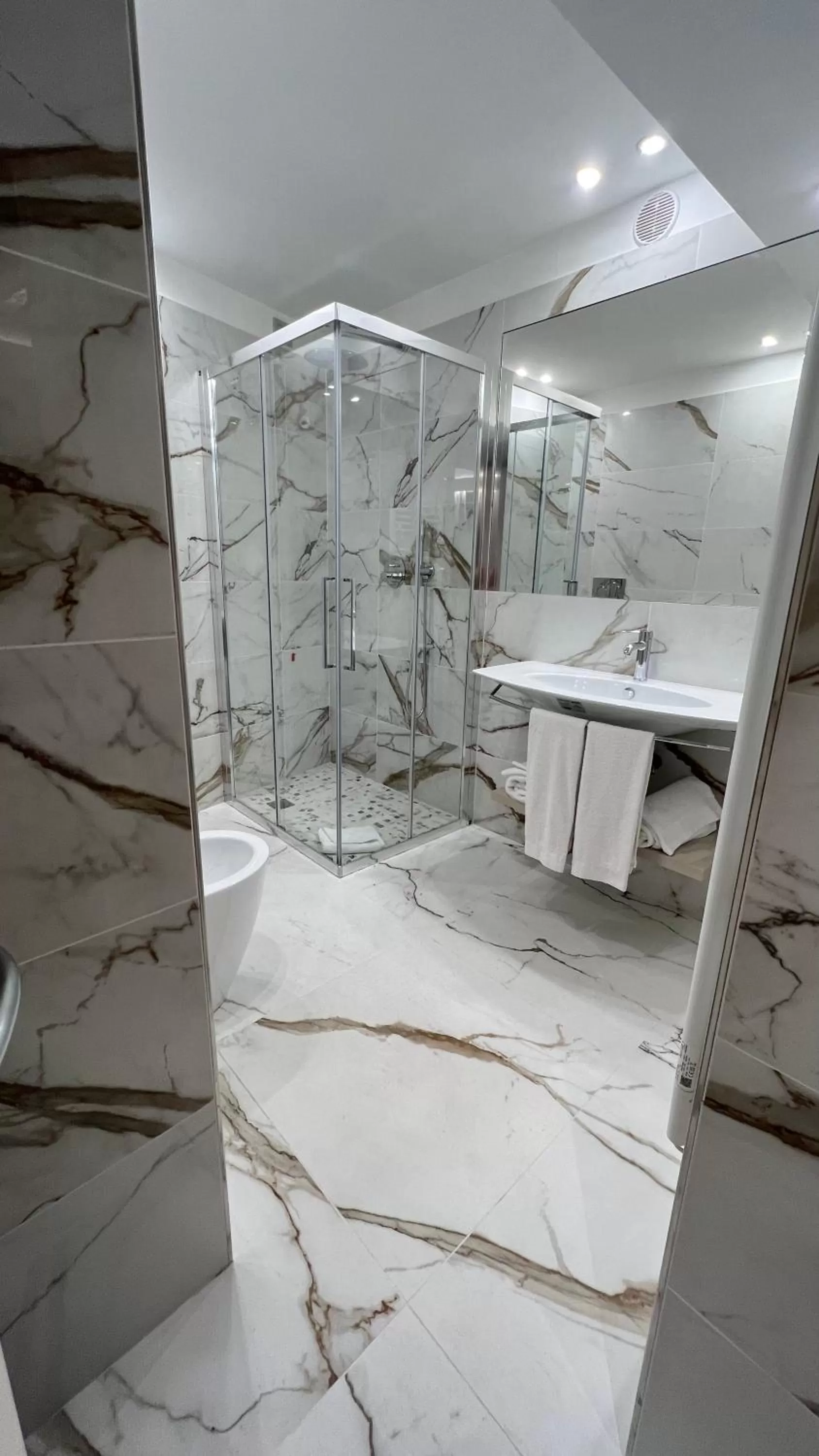 Shower in Harry's Bar Trevi Hotel & Restaurant