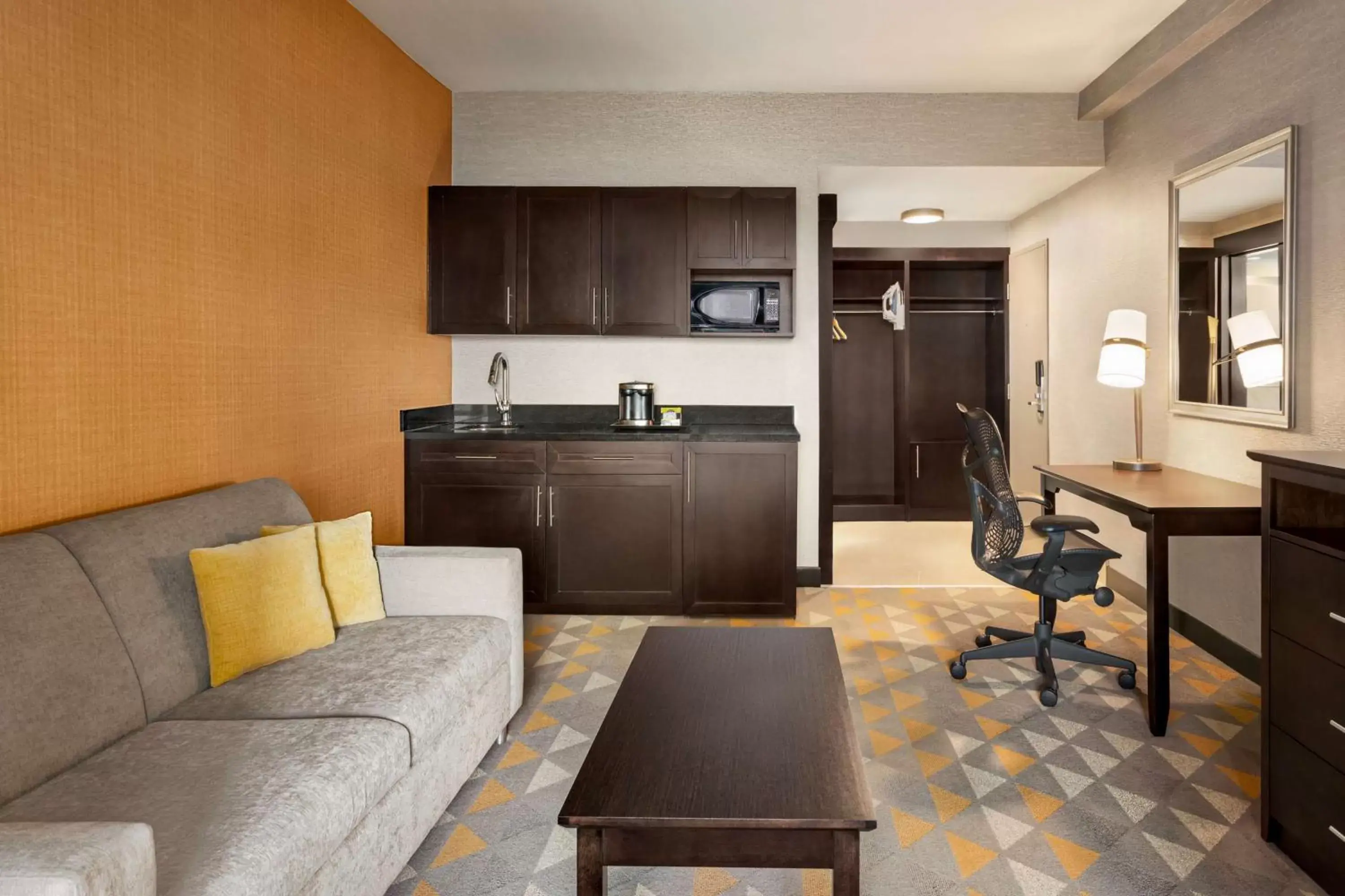 Living room, Kitchen/Kitchenette in Doubletree By Hilton Pointe Claire Montreal Airport West