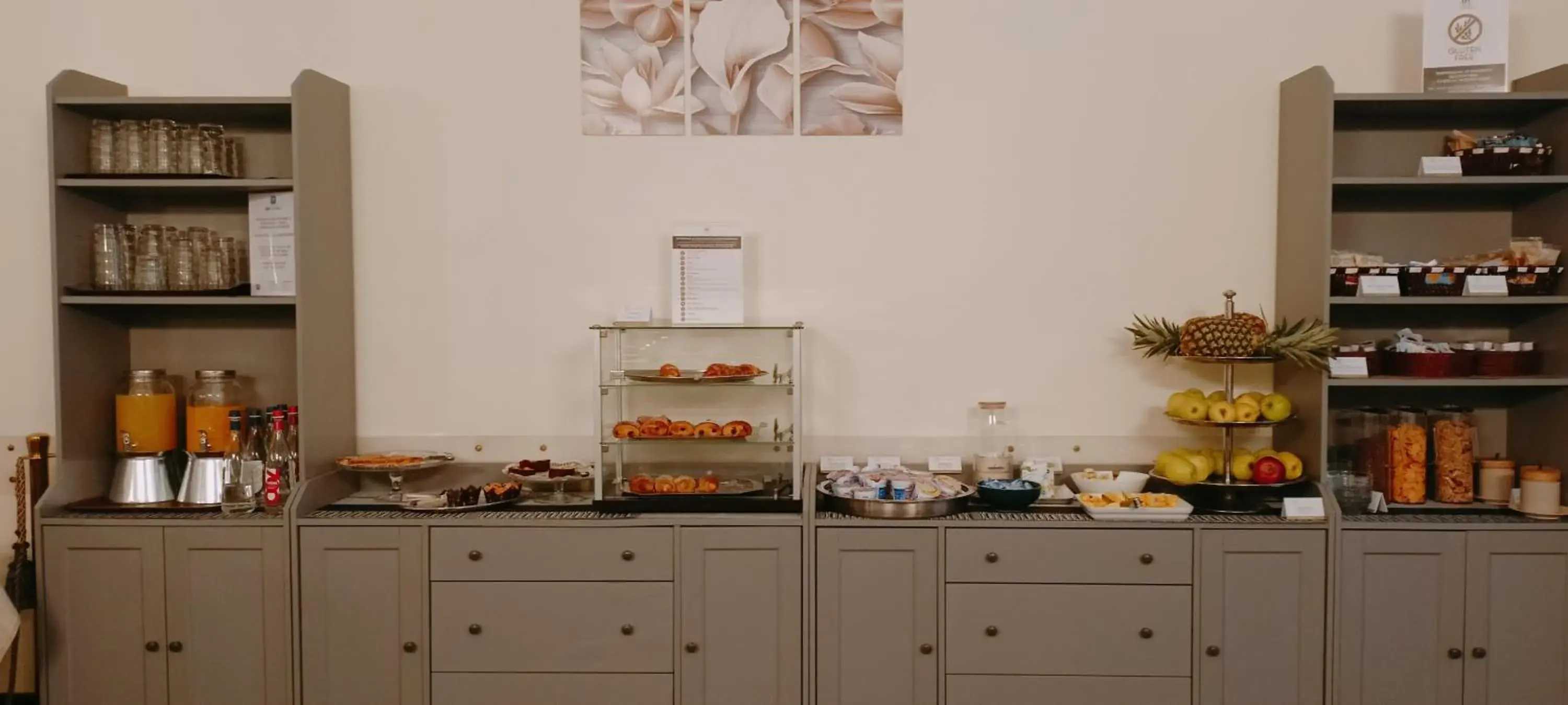 Buffet breakfast, Kitchen/Kitchenette in iH Hotels Milano Eur - Trezzano sul Naviglio