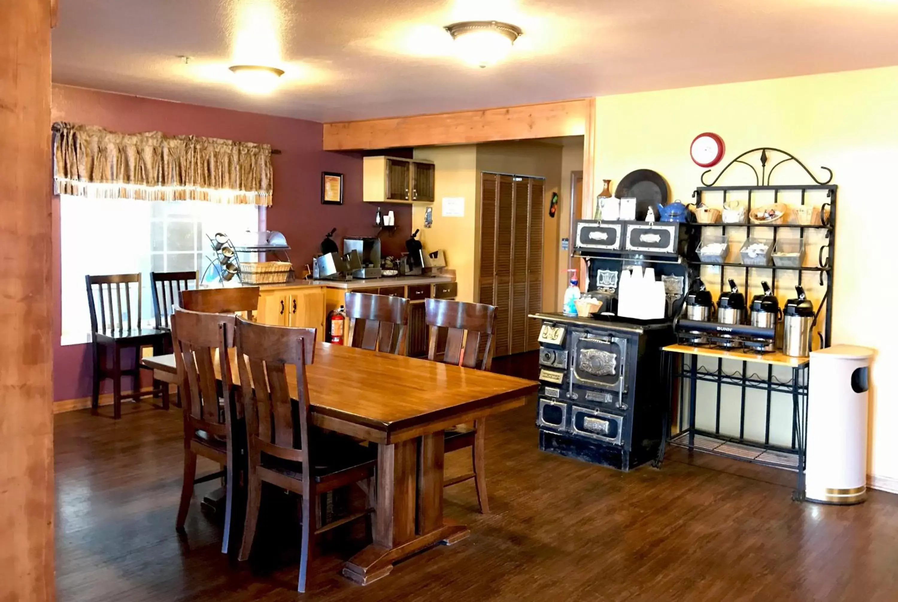 Buffet breakfast, Restaurant/Places to Eat in FairBridge Inn & Suites Kellogg