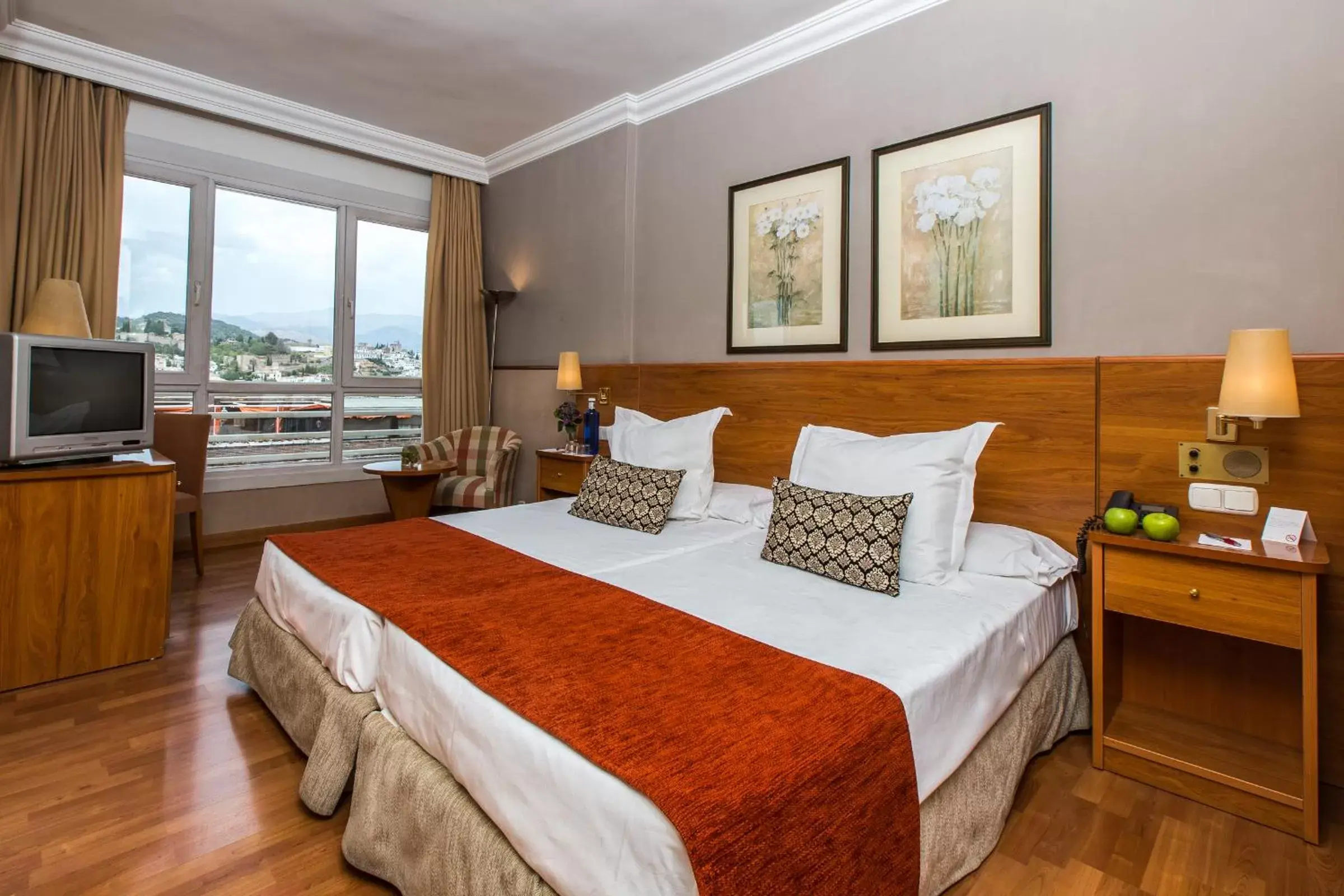 Bedroom, Bed in Leonardo Hotel Granada