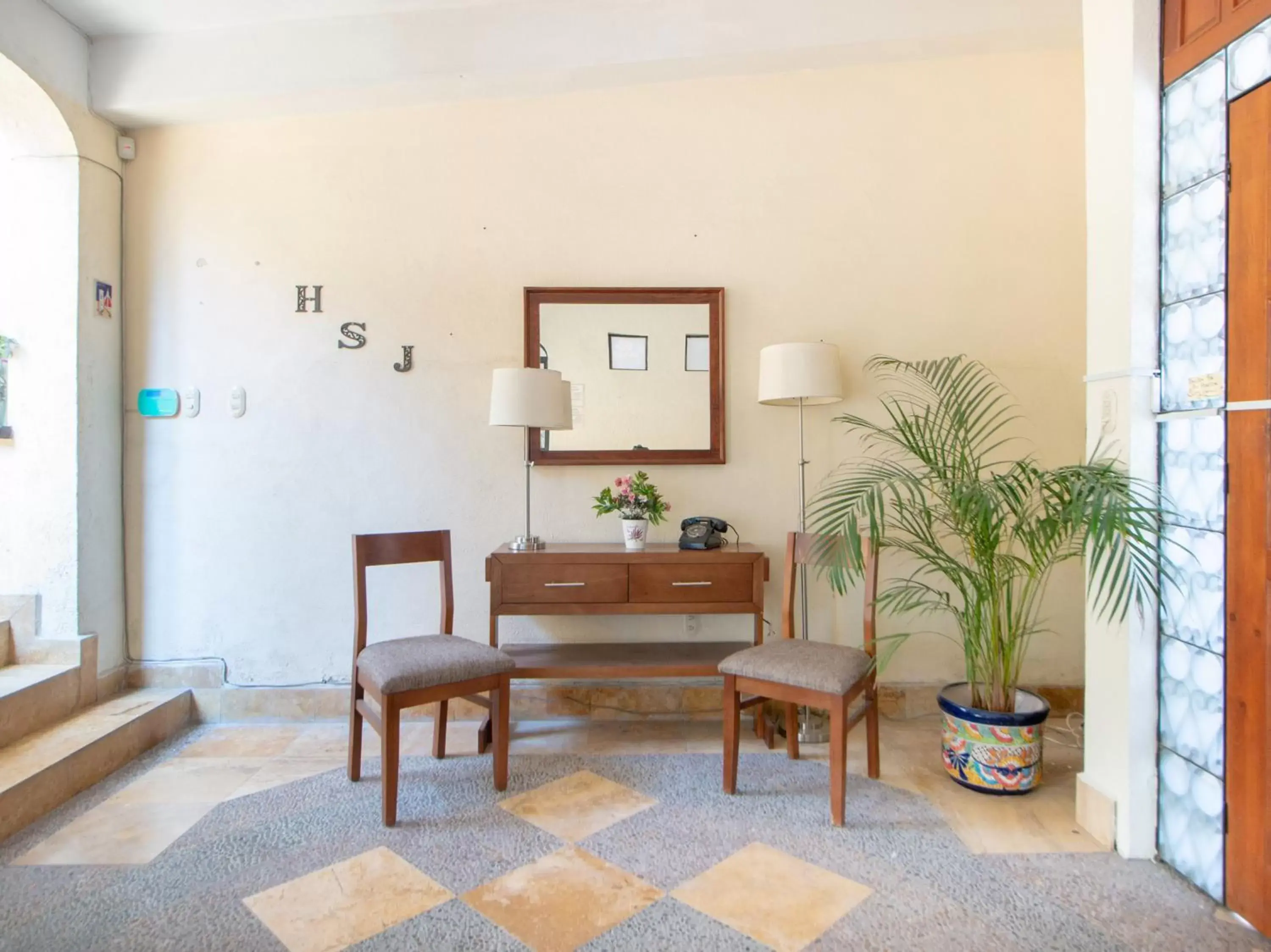 Seating area in Capital O San Jose, San Luis Potosi