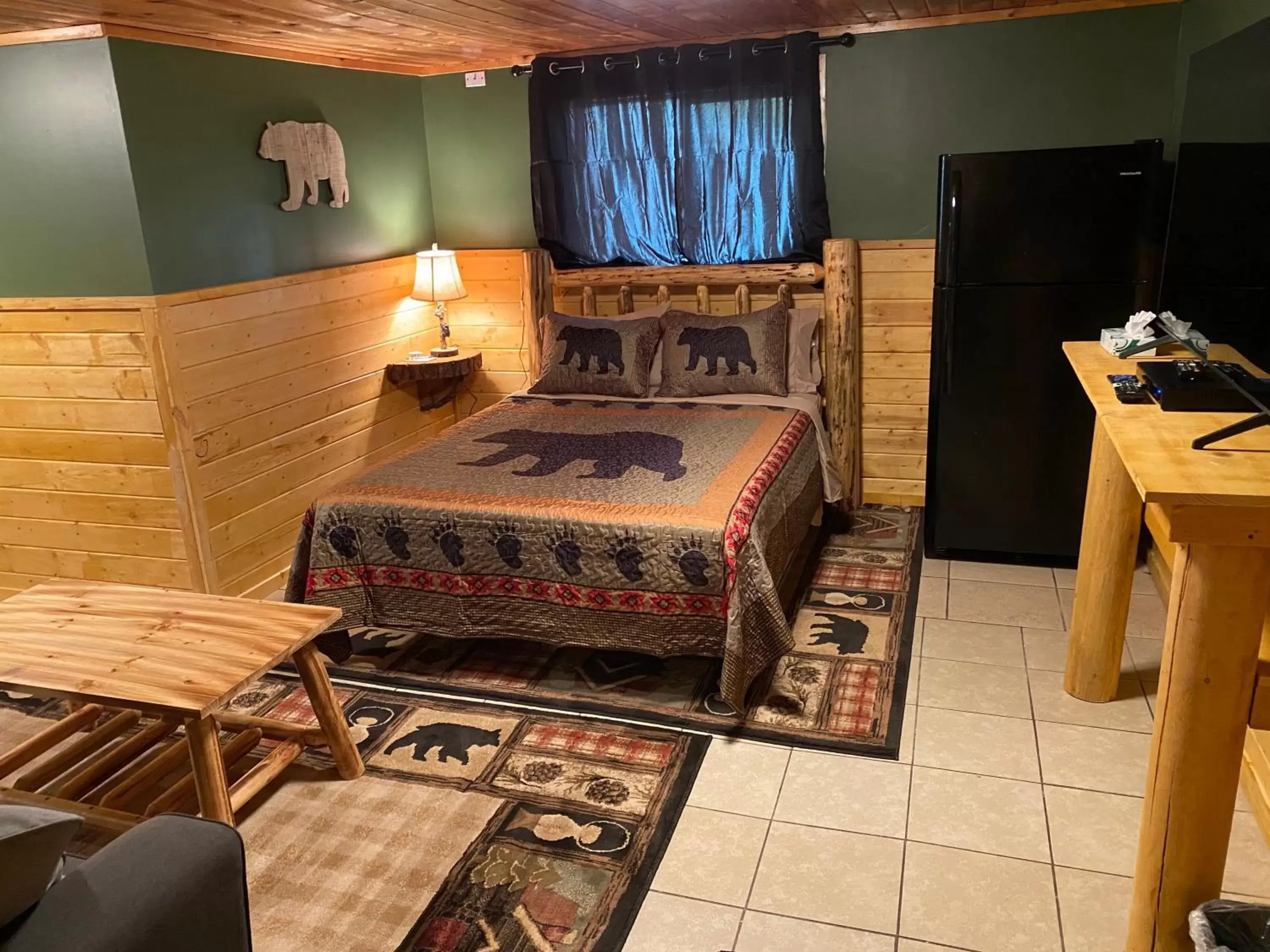 Communal lounge/ TV room, Bed in The Fishing Bear Lodge