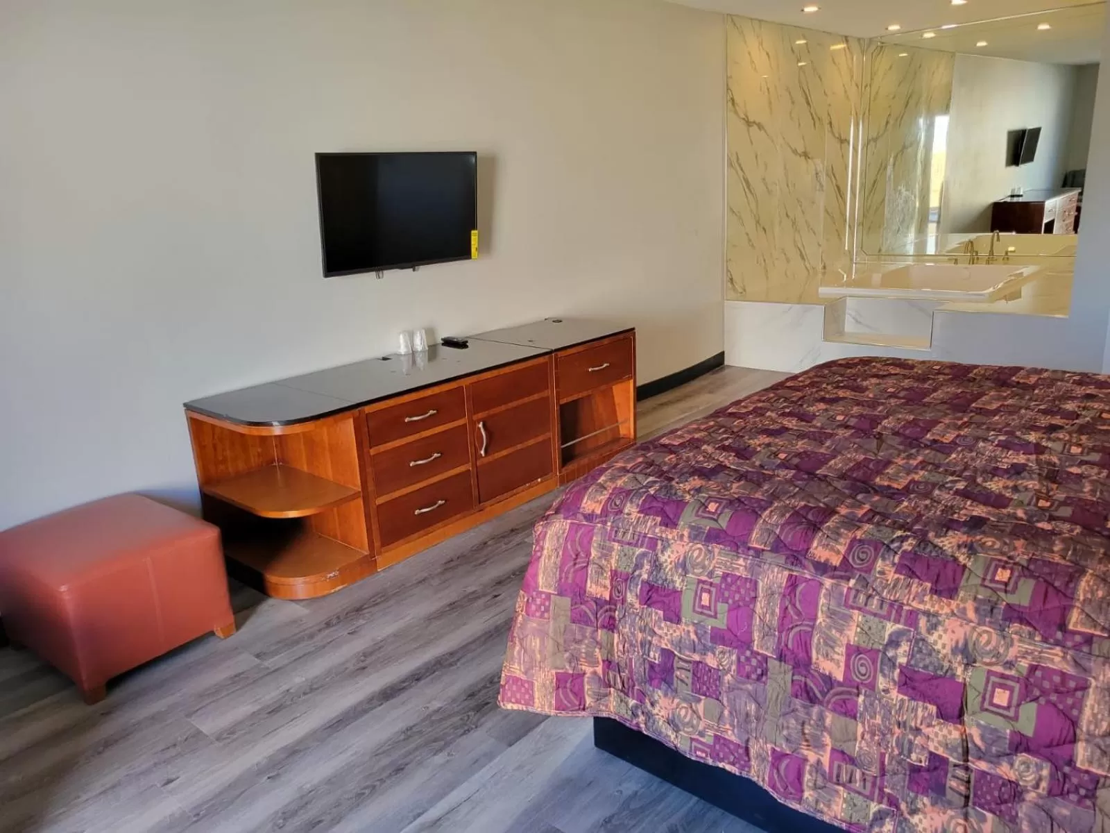 Bed in Stadium Inn & Spas