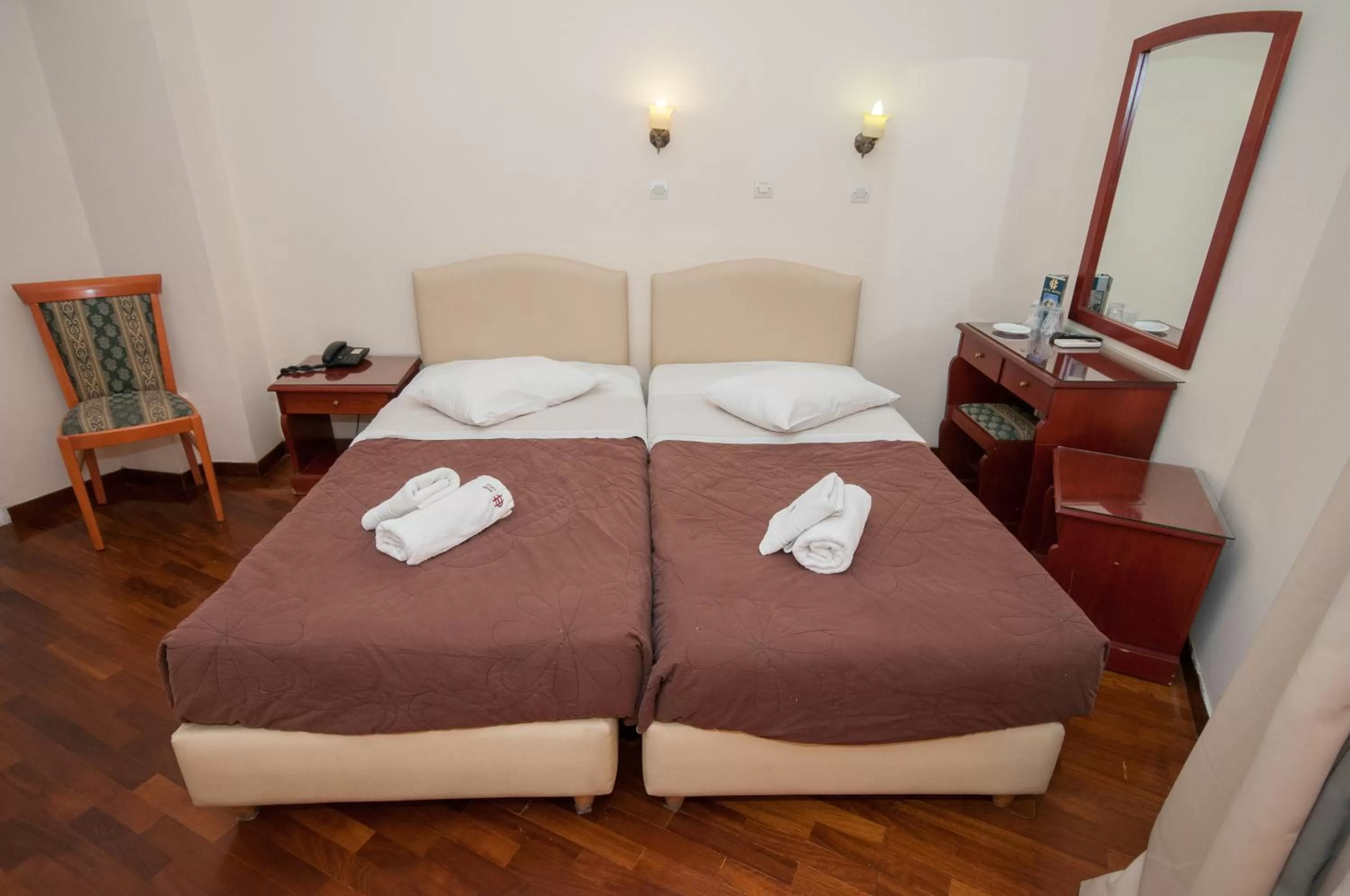 Photo of the whole room, Bed in Cecil Hotel