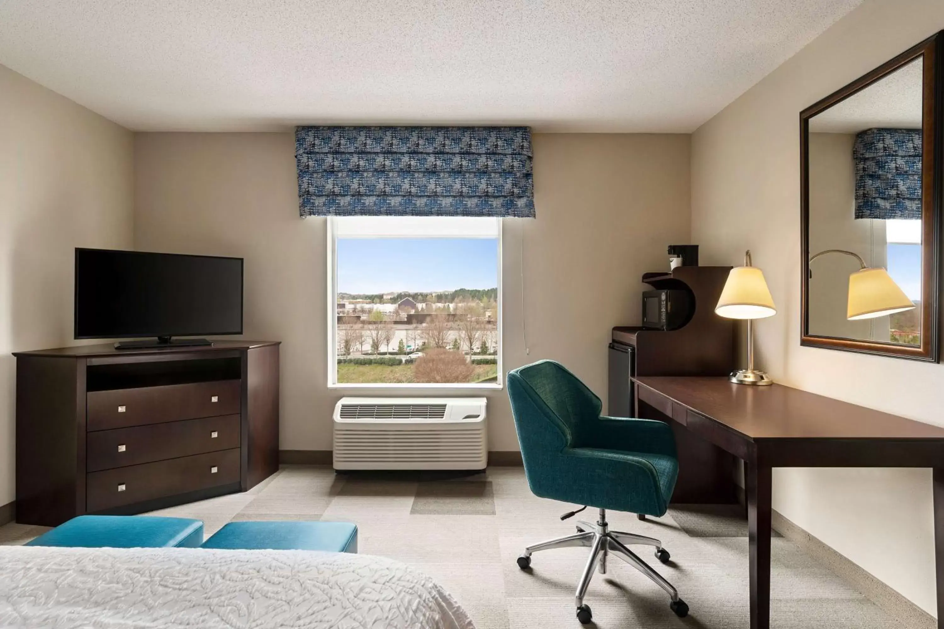 Bedroom, TV/Entertainment Center in Hampton Inn & Suites Atlanta Airport West Camp Creek Pkwy