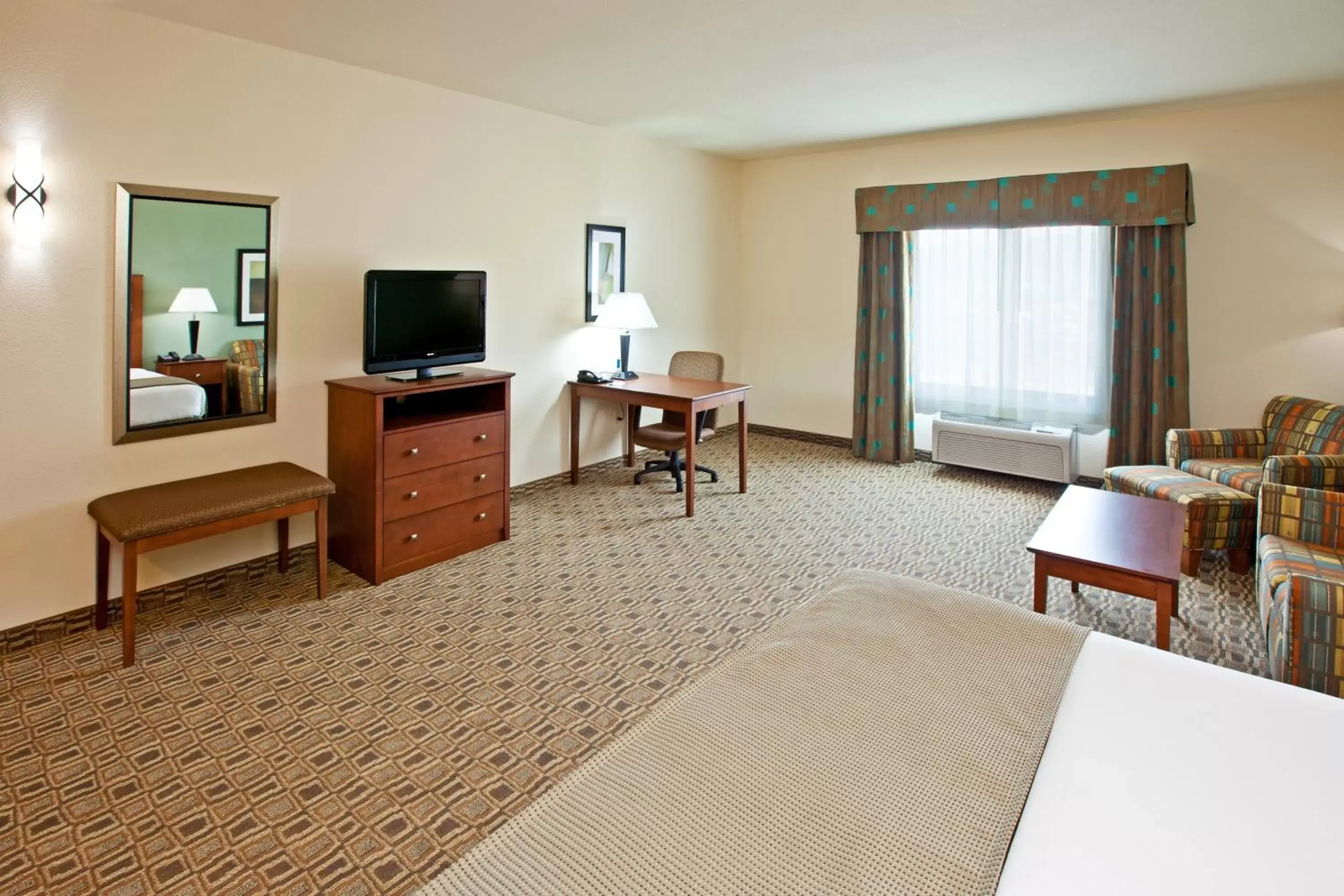 Photo of the whole room, TV/Entertainment Center in Holiday Inn Express & Suites Ripley, an IHG Hotel