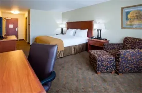 Bed in Holiday Inn Express & Suites - Mason City, an IHG Hotel