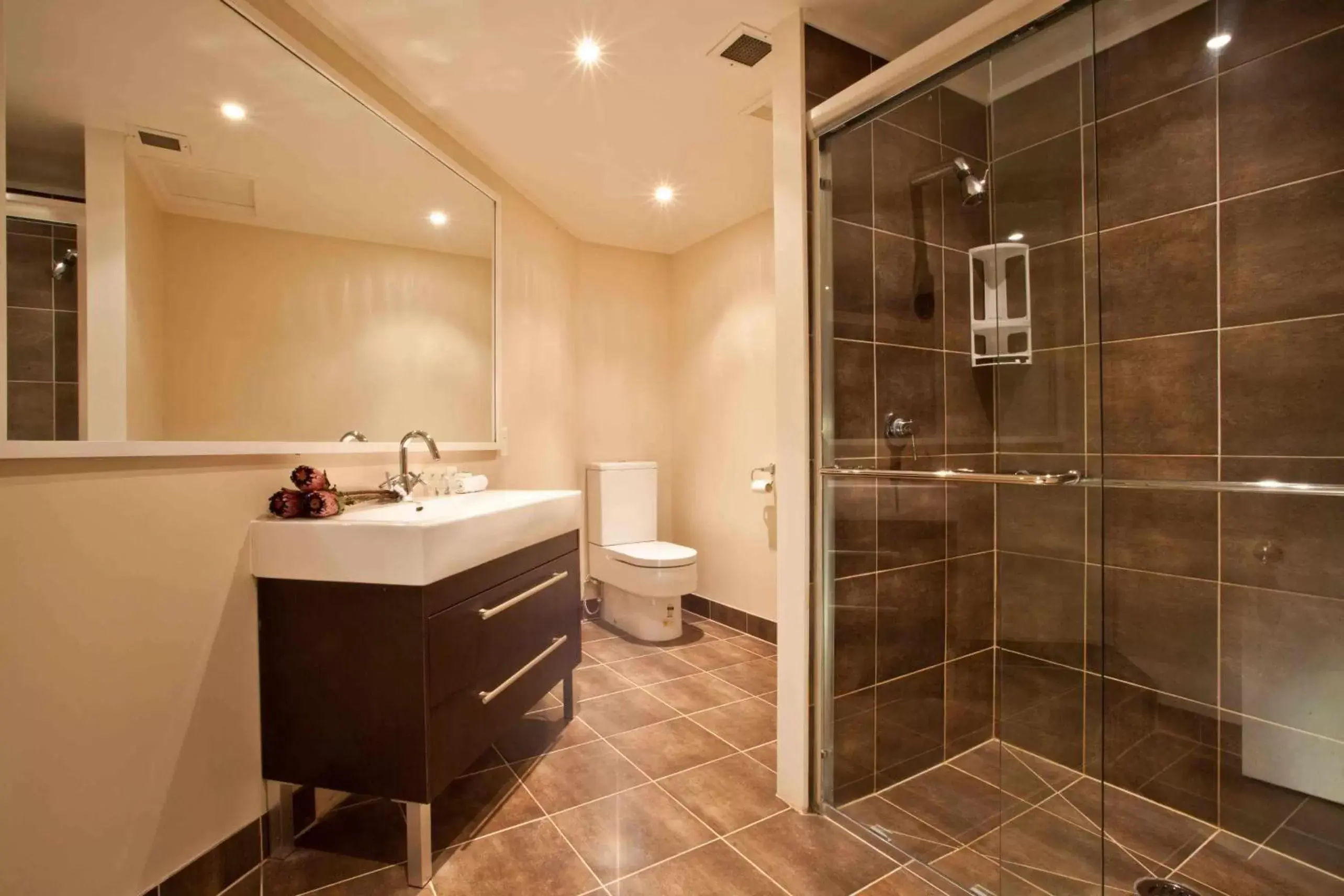 Bathroom in Auckland Airport Kiwi Hotel Bathroom in Auckland Airport Kiwi Hotel