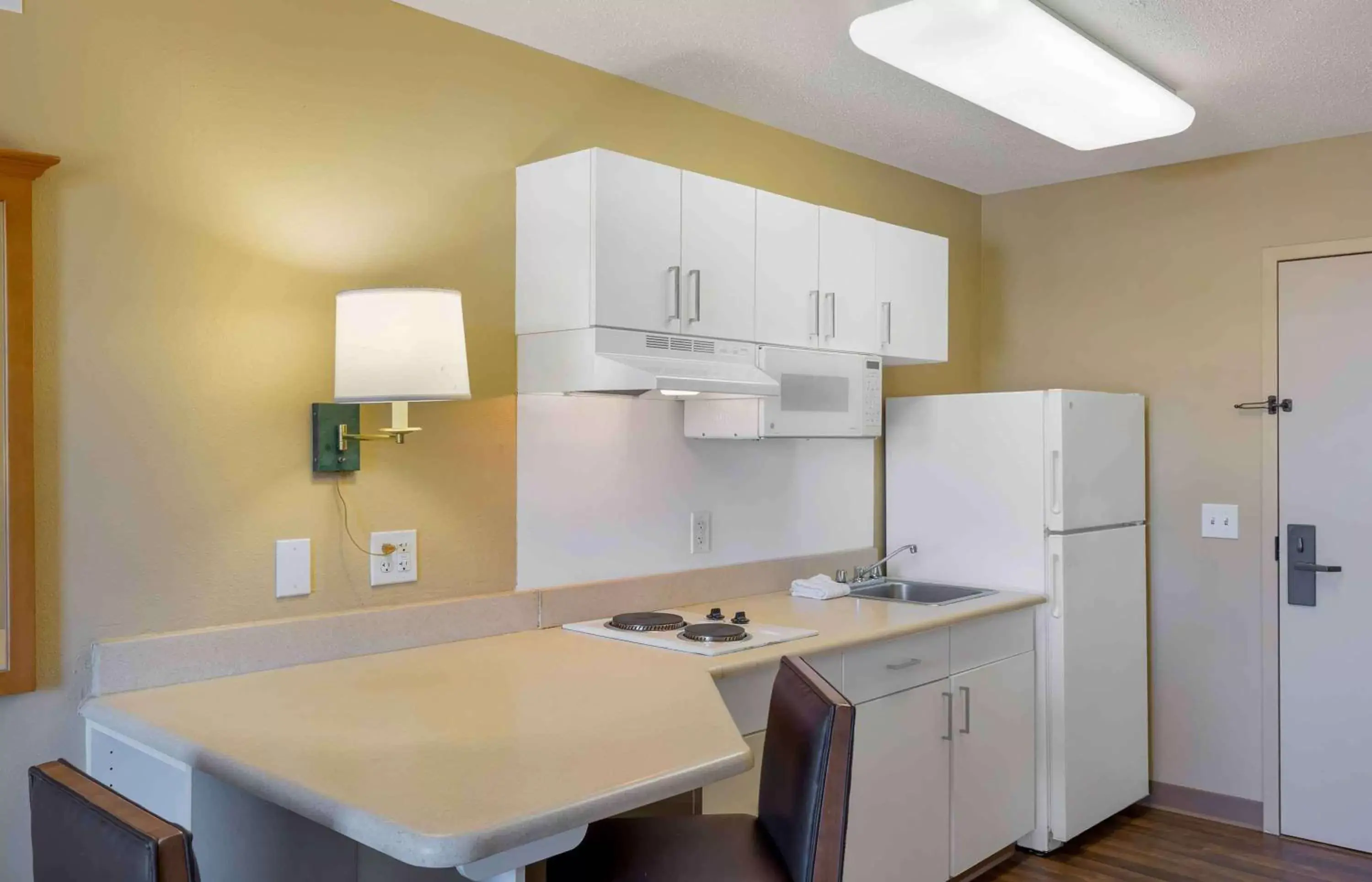 Bedroom, Kitchen/Kitchenette in Extended Stay America Suites - Boston - Burlington