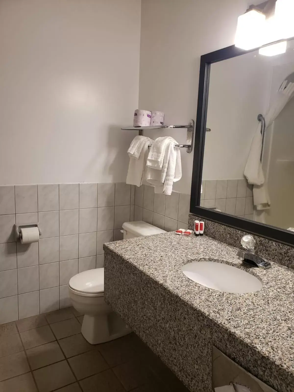 Bathroom in Jolly Roger Inn & Resort
