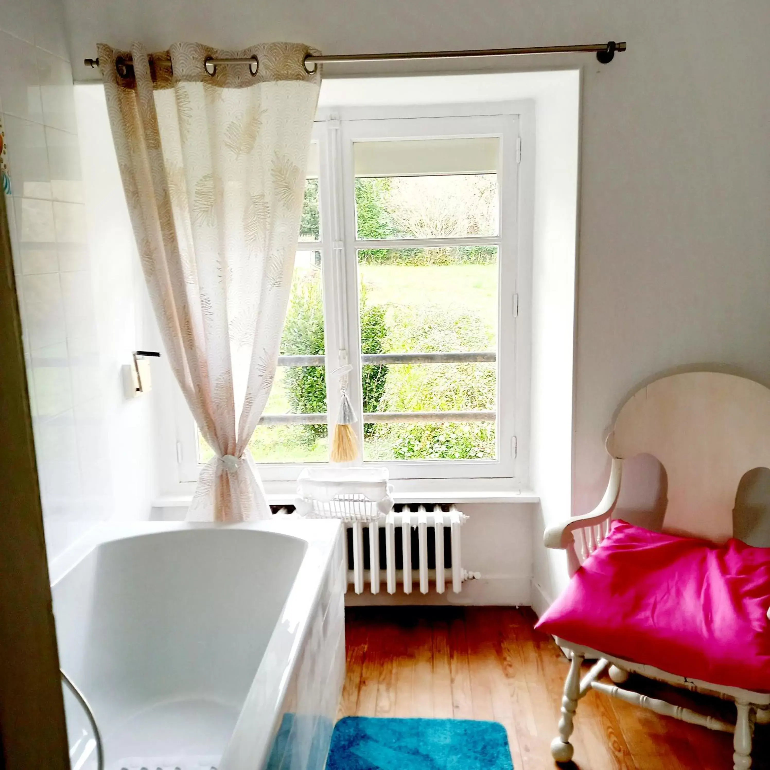 Bathroom, Seating Area in Chambres d'Hôtes Couleurs d'Elvine