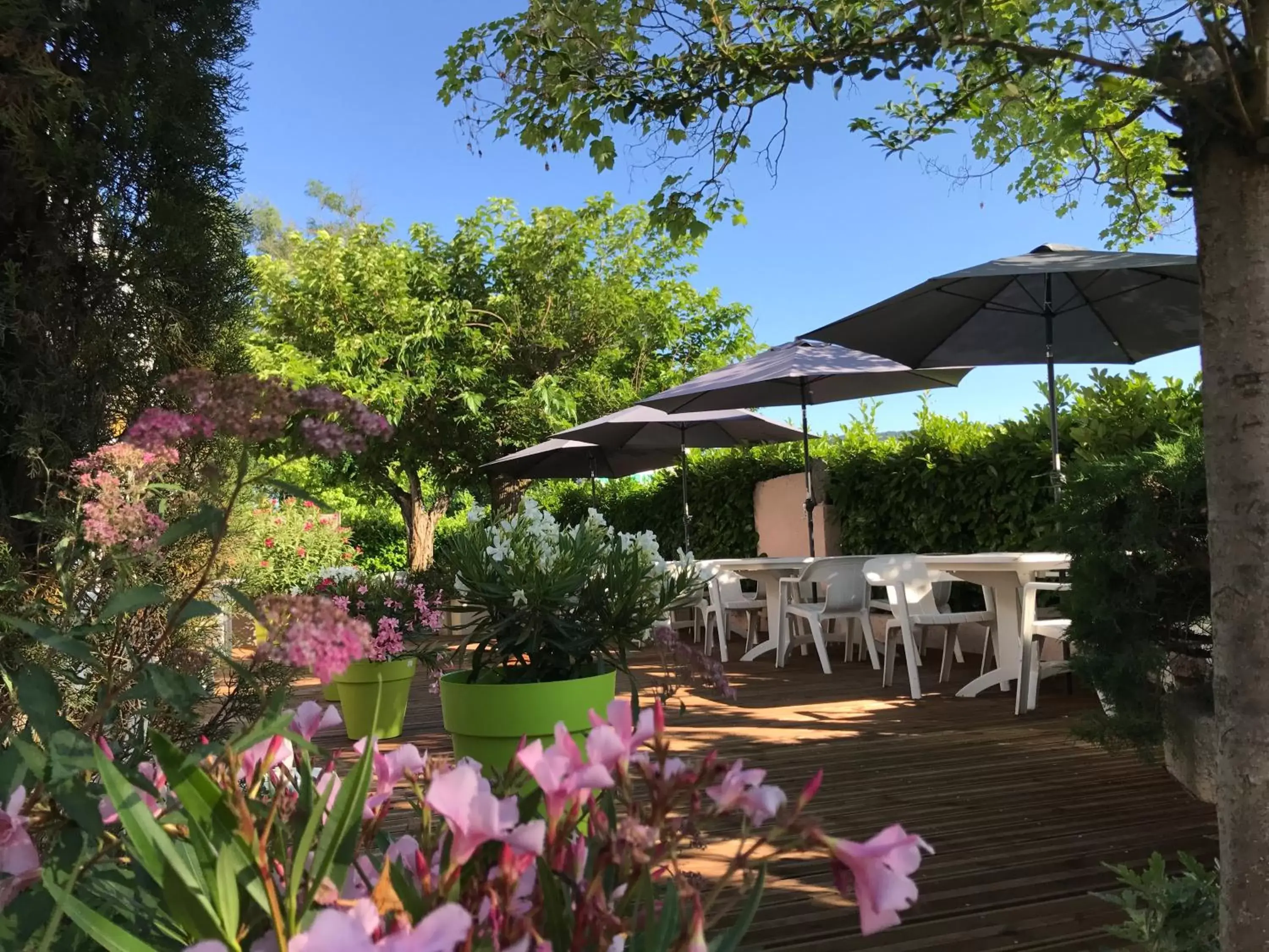 Patio in Hotel Les Chênes