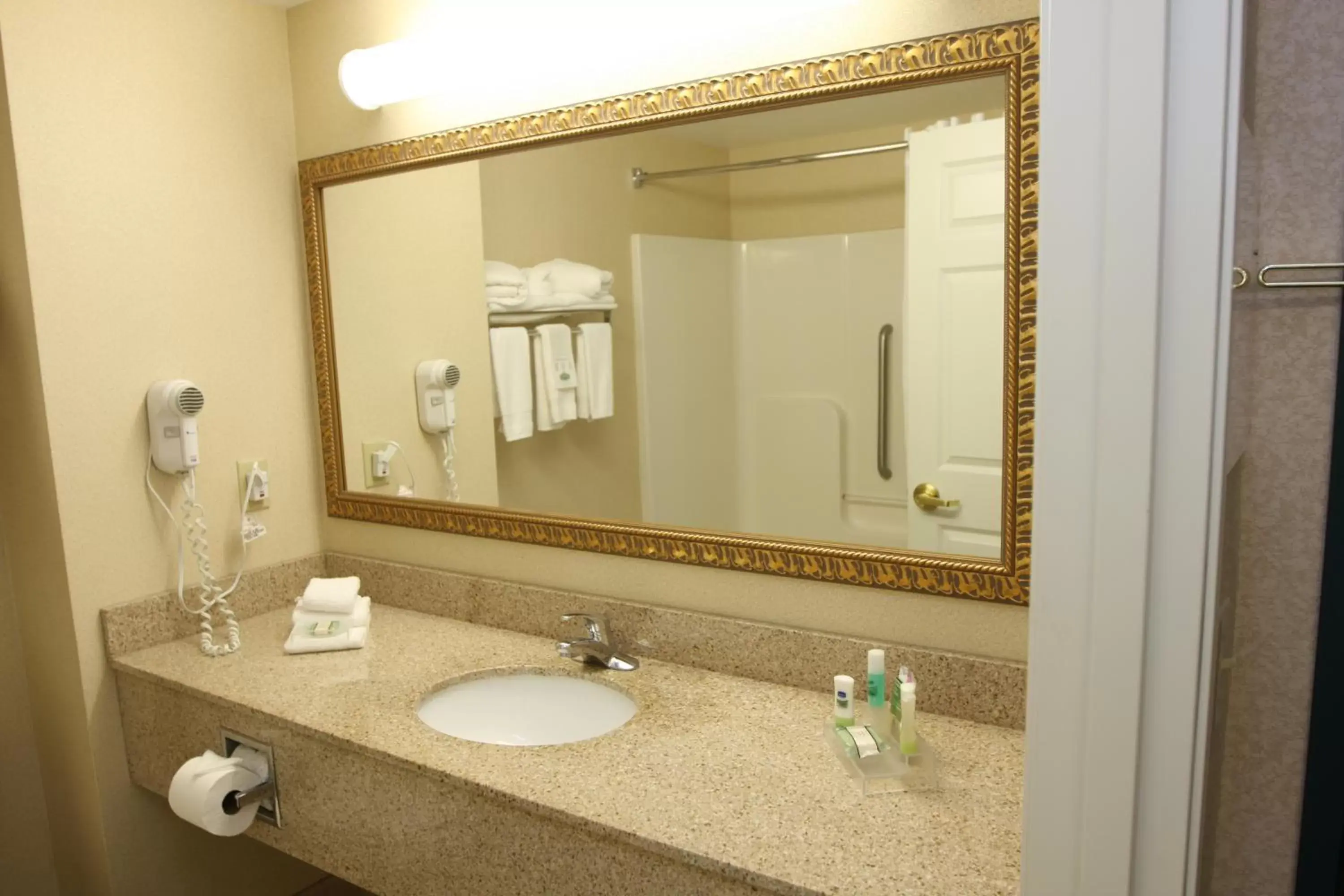 Bathroom in Country Inn & Suites by Radisson, Findlay, OH