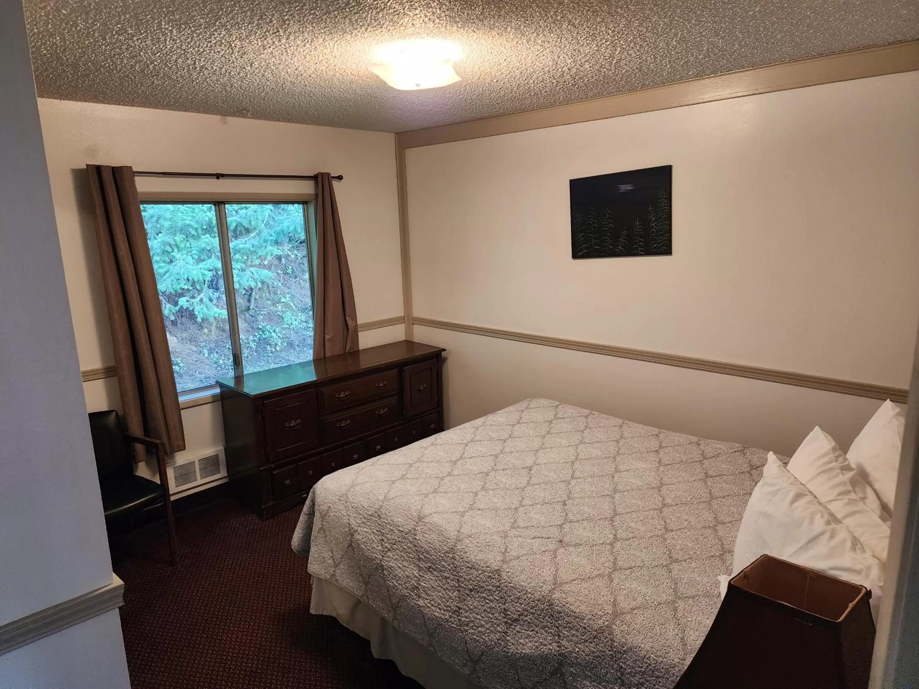 Bedroom, Bed in Plainview Motel