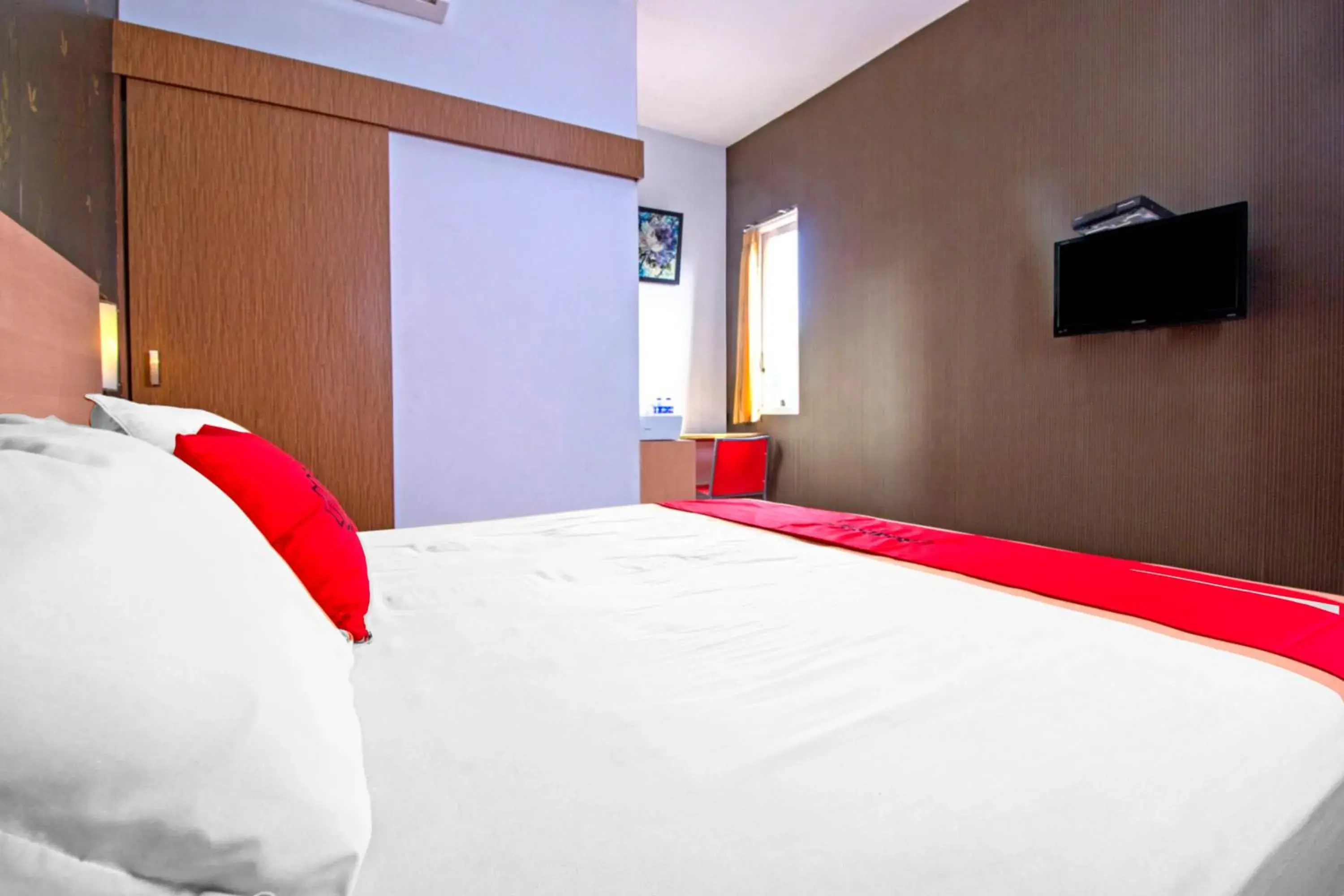 Bed in RedDoorz Syariah near BTC Fashion Mall