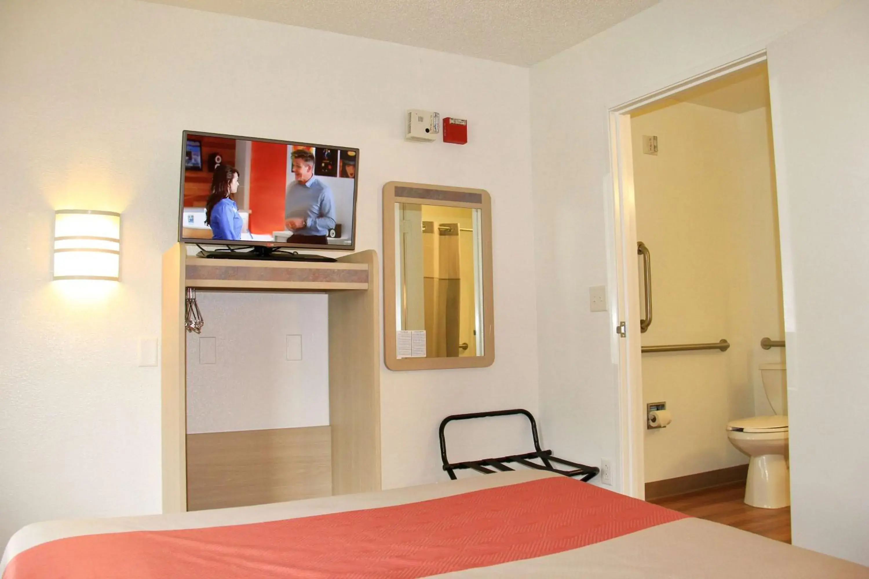 Photo of the whole room, TV/Entertainment Center in Motel 6-Enfield, CT - Hartford