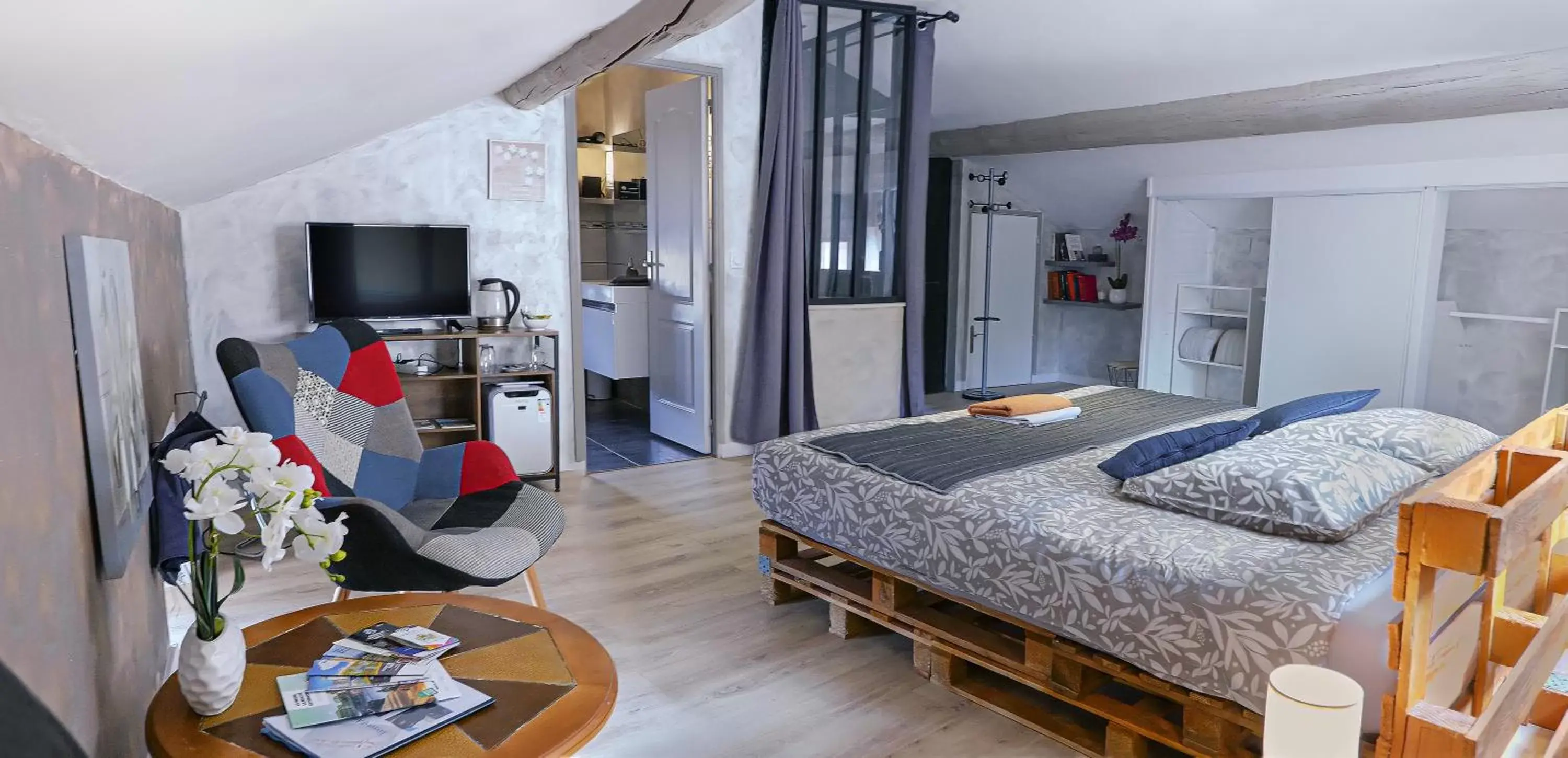 Bedroom in Chambre d'hôte et gîte chez Thomas et John