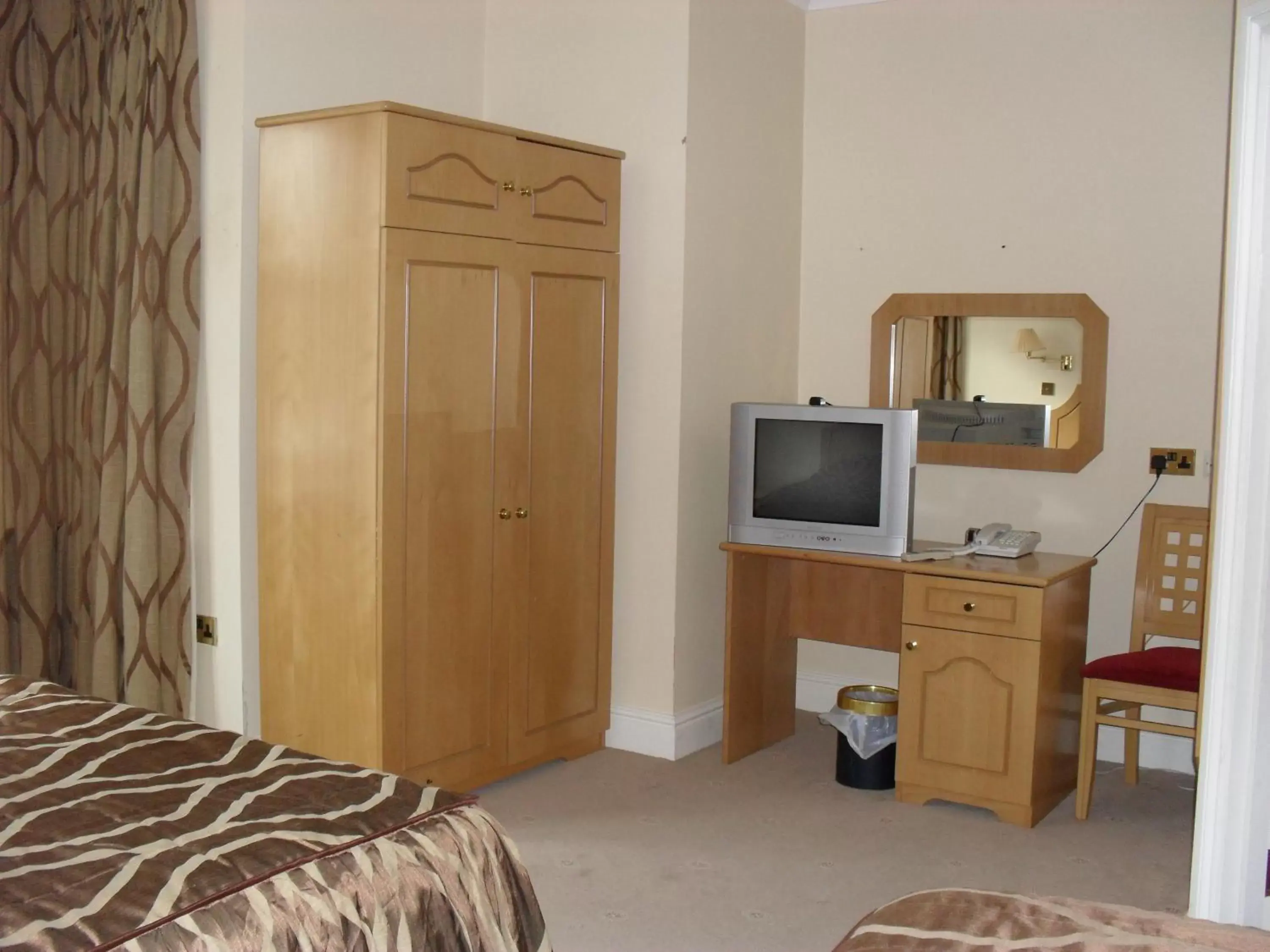 Bedroom, TV/Entertainment Center in The Lawn Hotel