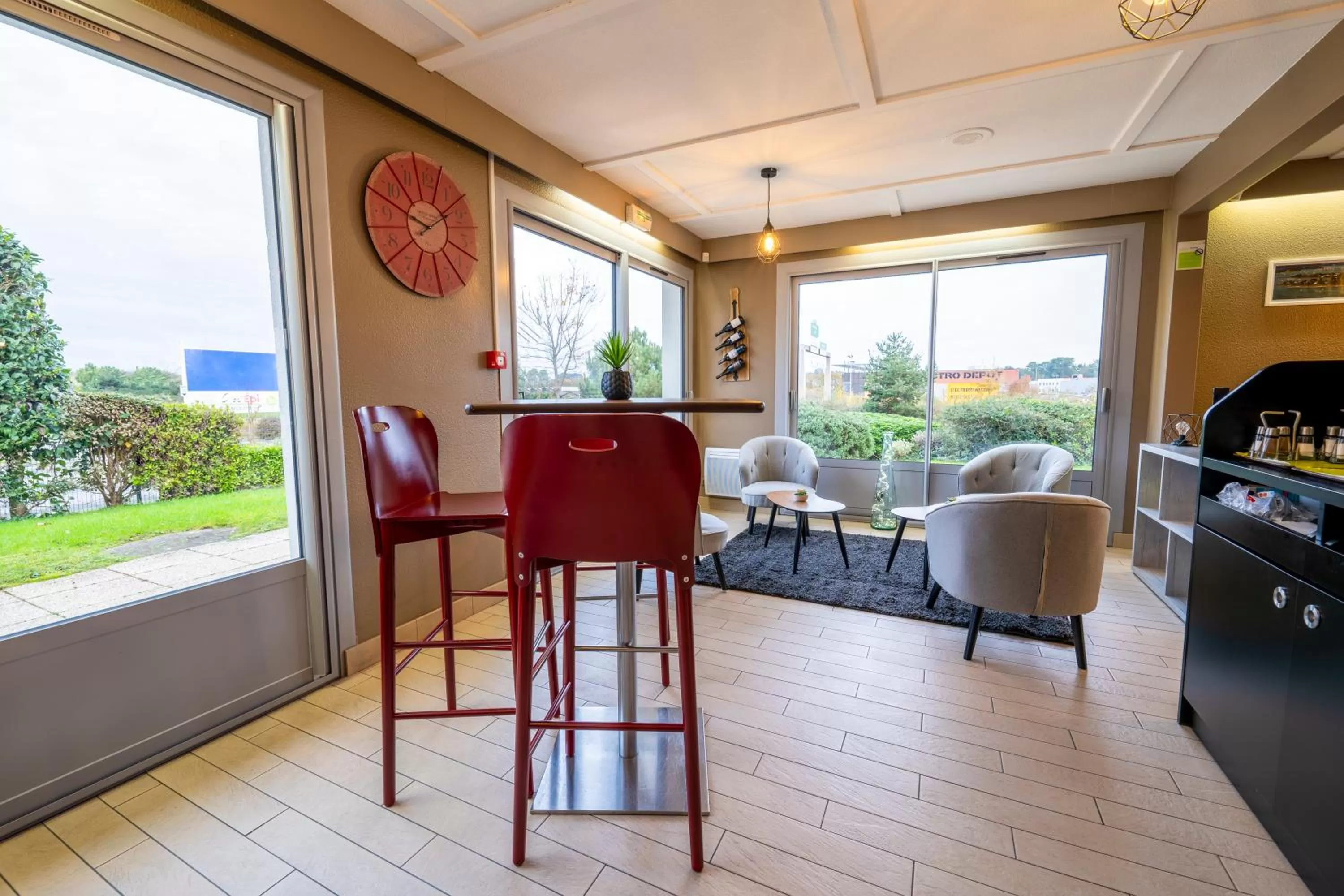 Lounge or bar in Campanile Lorient - Lanester