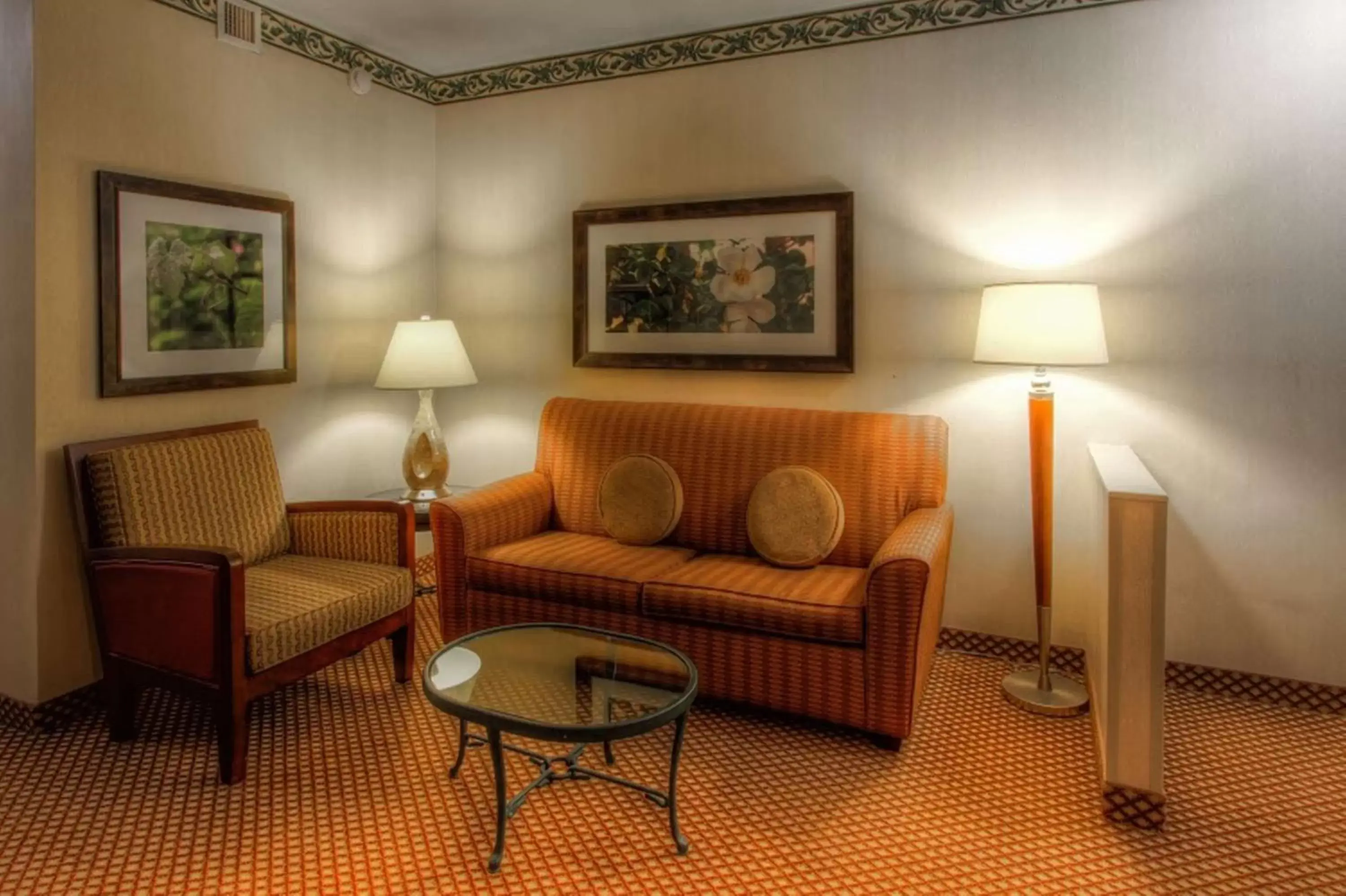 Bed, Seating Area in Hilton Garden Inn Williamsburg
