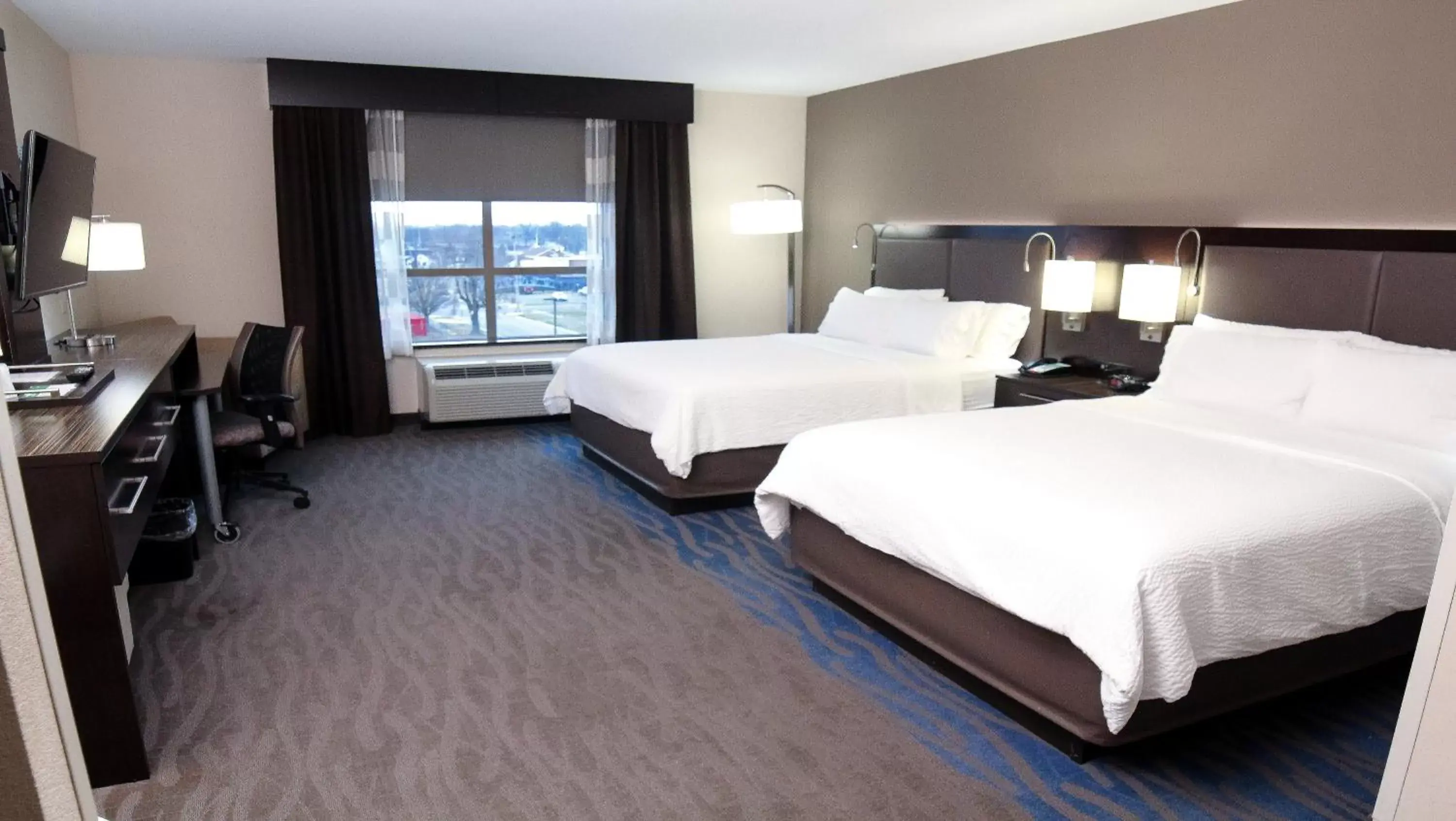 Photo of the whole room, Bed in Holiday Inn Owensboro Riverfront, an IHG Hotel