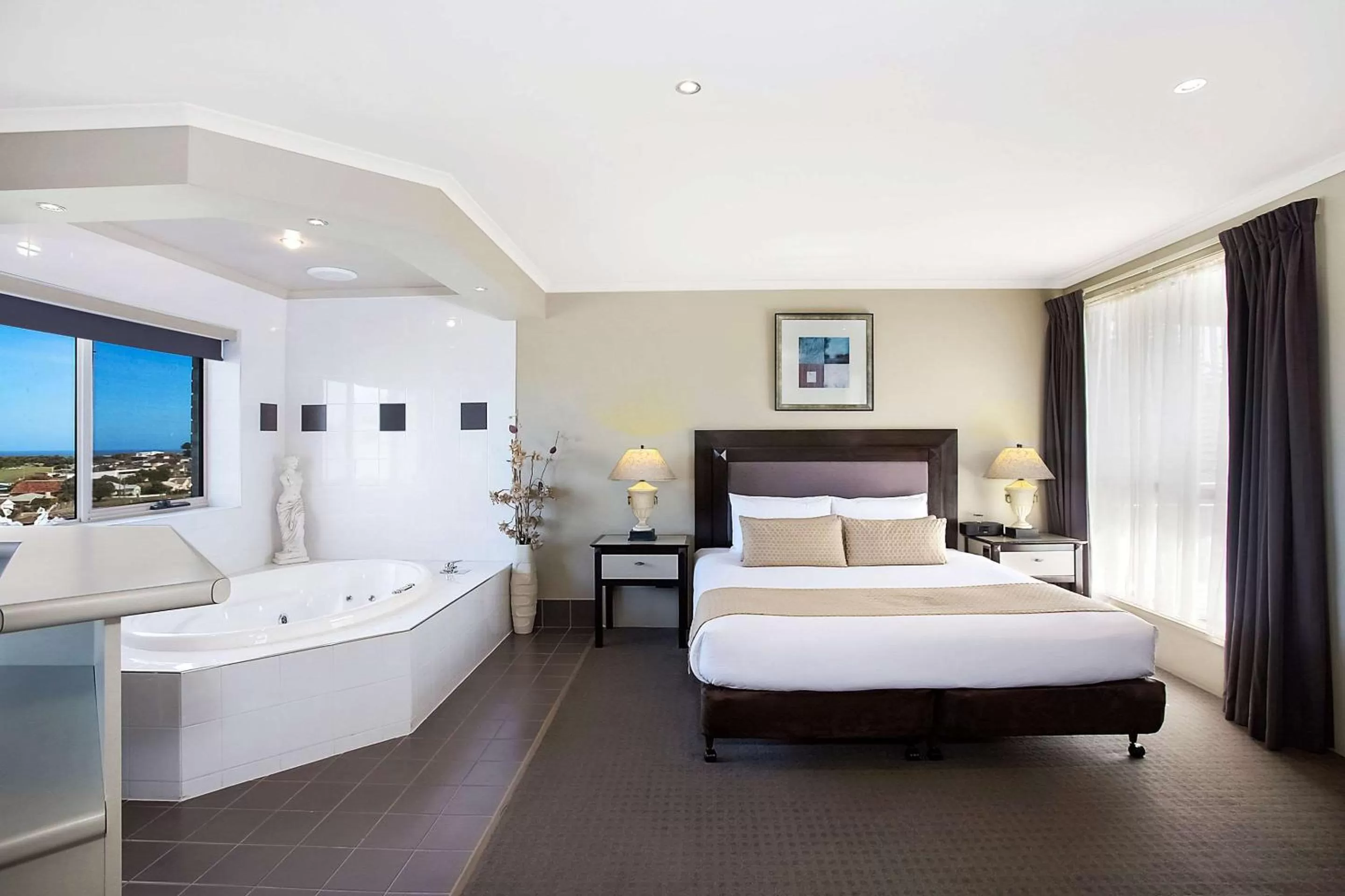 Photo of the whole room, Bed in Comfort Inn On Raglan