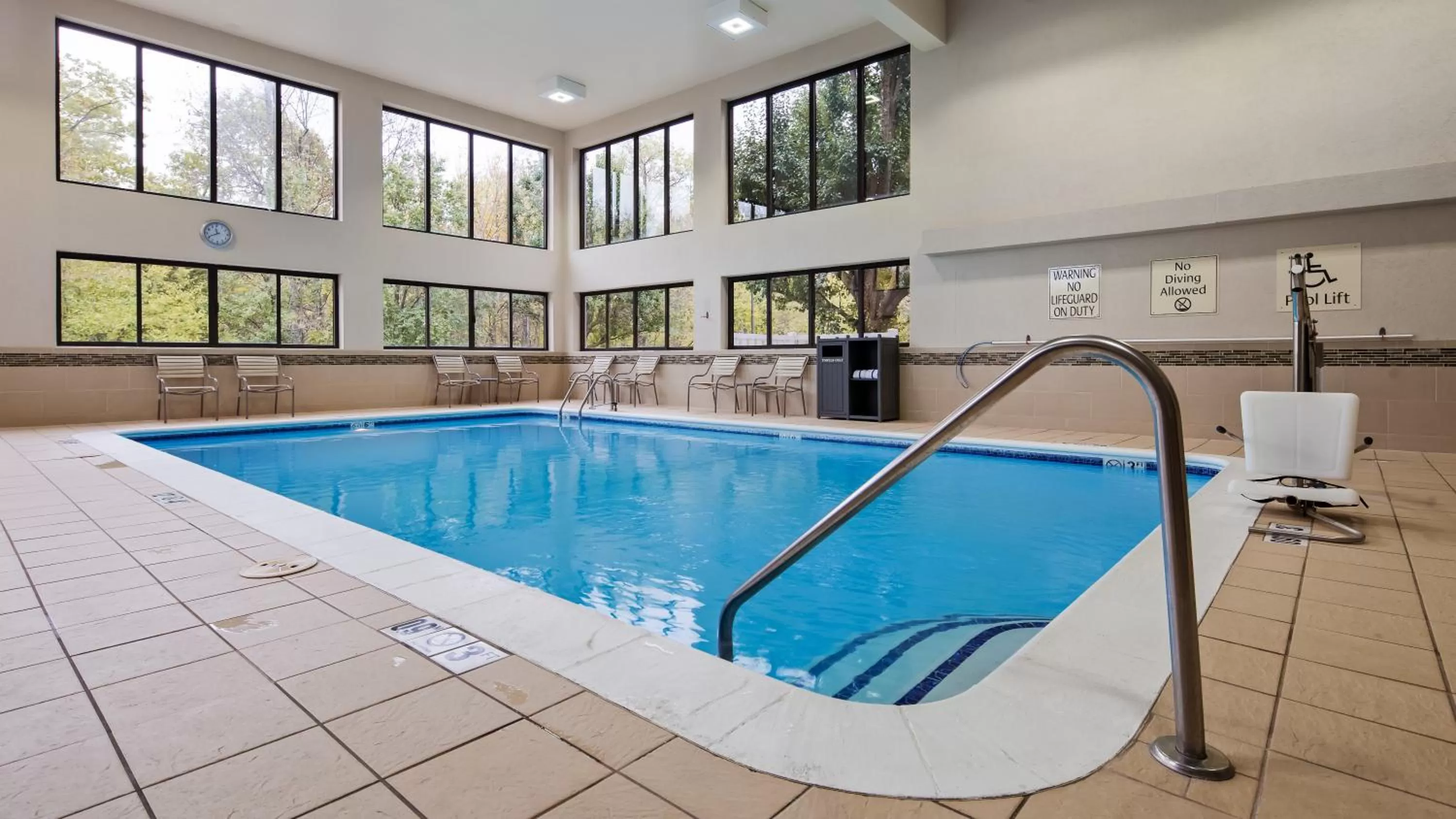 Swimming pool in Best Western Delta Inn