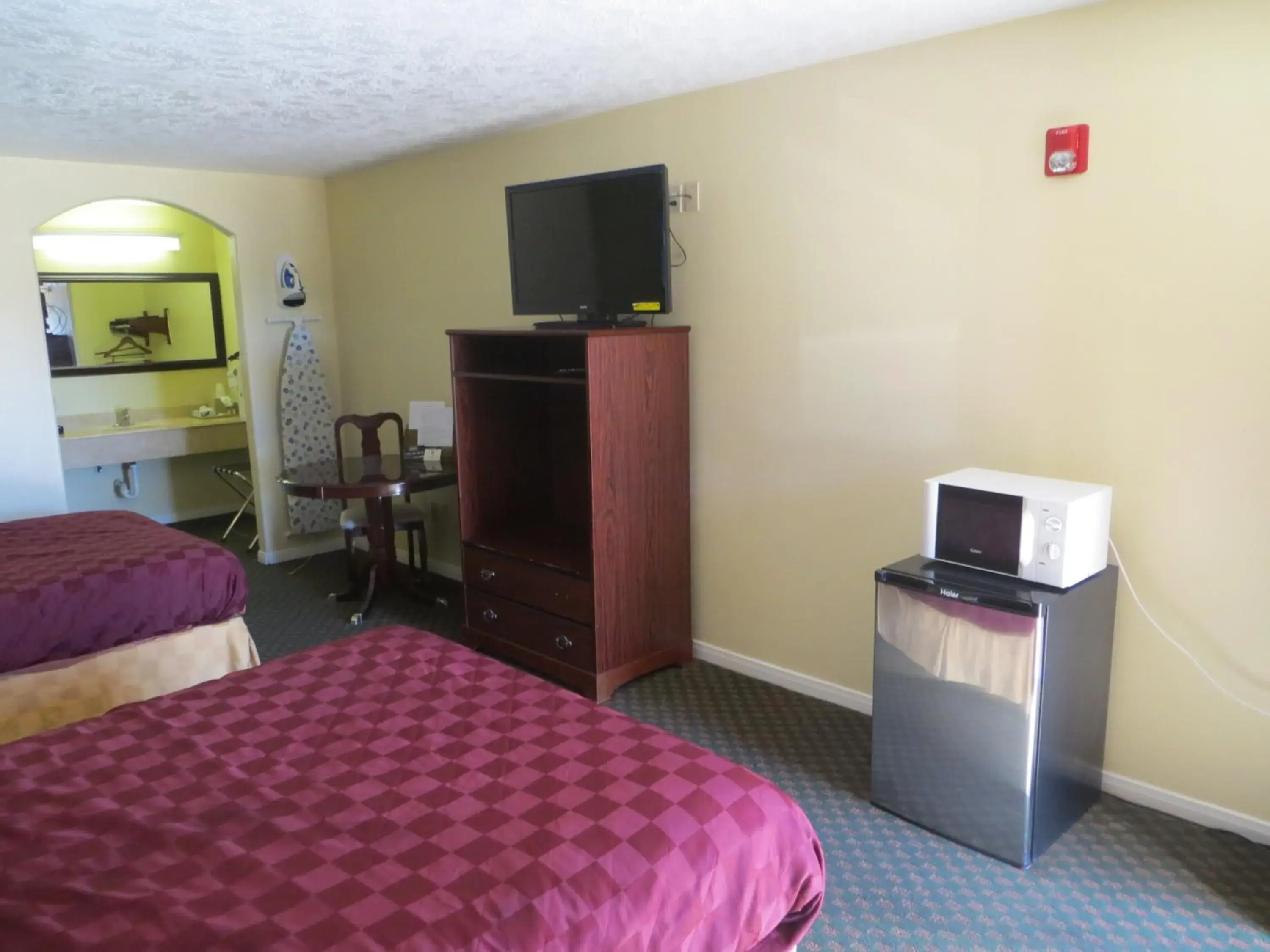 TV and multimedia, TV/Entertainment Center in Americas Best Value Inn & Suites Hempstead Prairie View