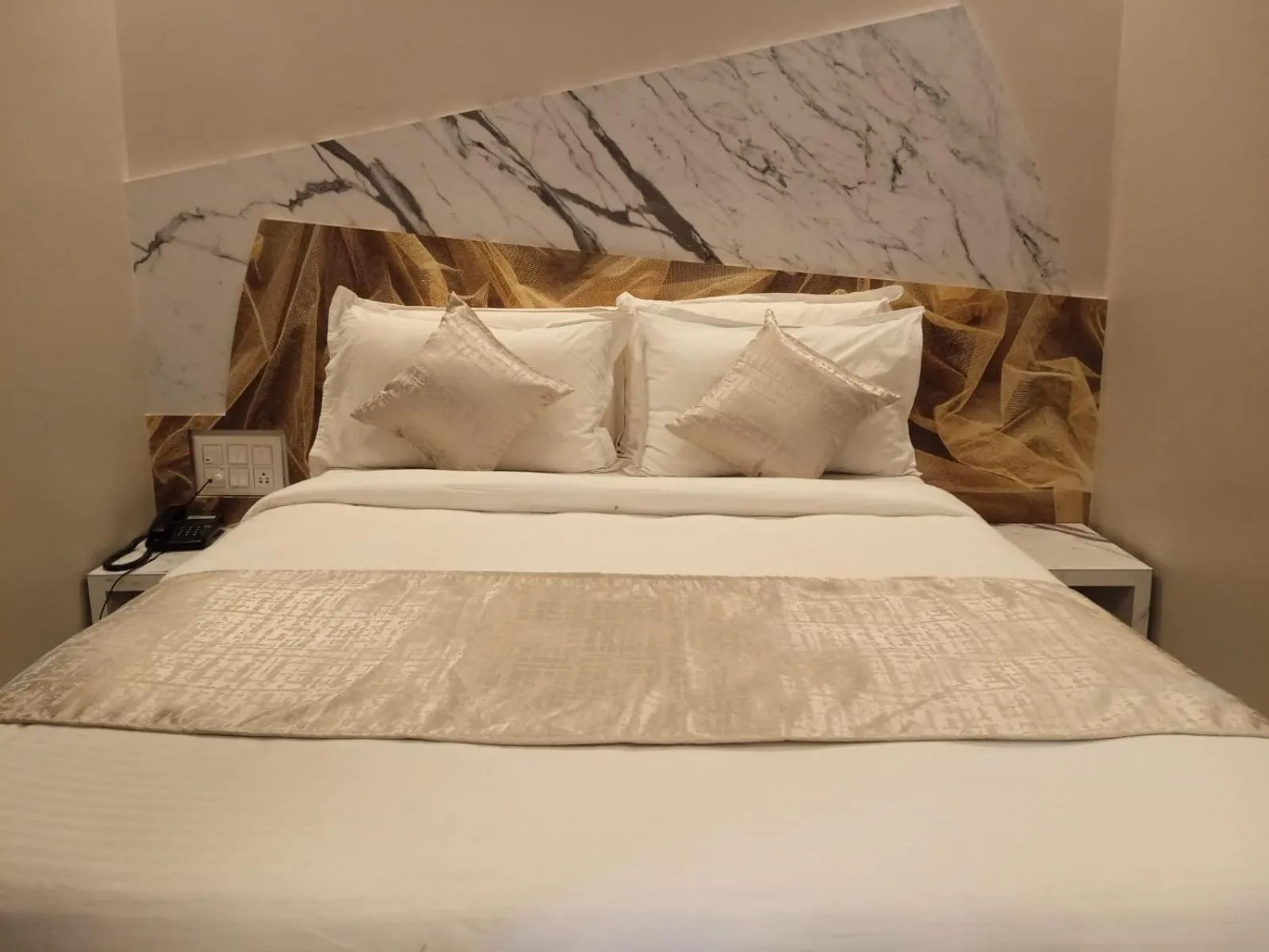 Bedroom, Bed in Mannars Deluxe Lodge