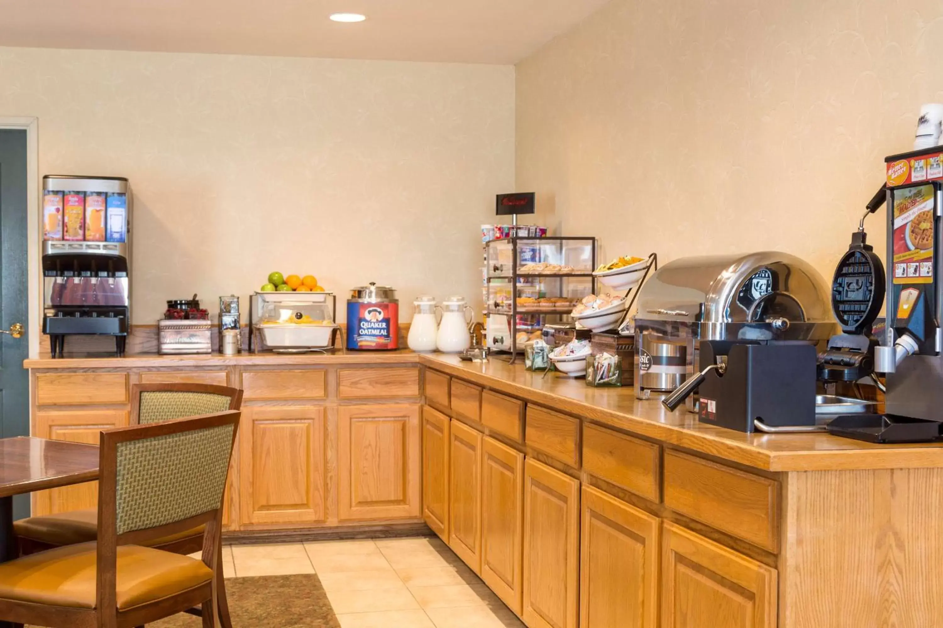 Restaurant/Places to Eat in Country Inn & Suites by Radisson, Nevada, MO