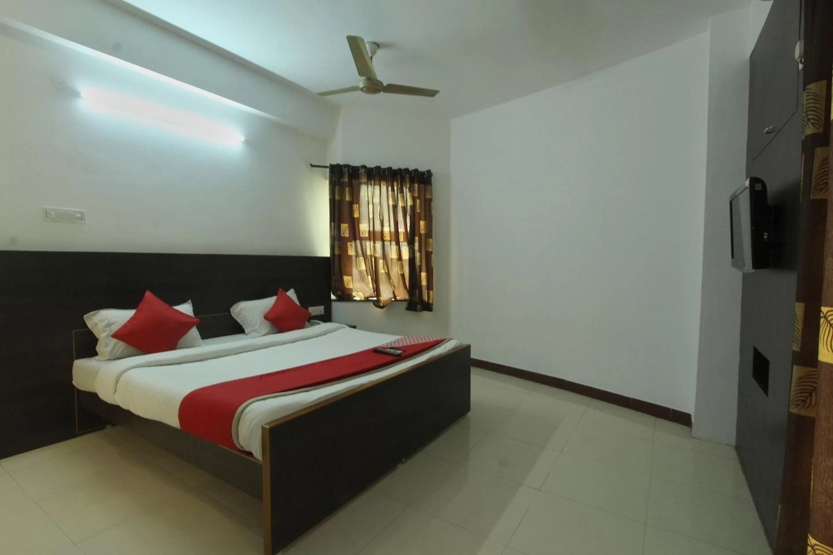 Bed in Lake View Hotel