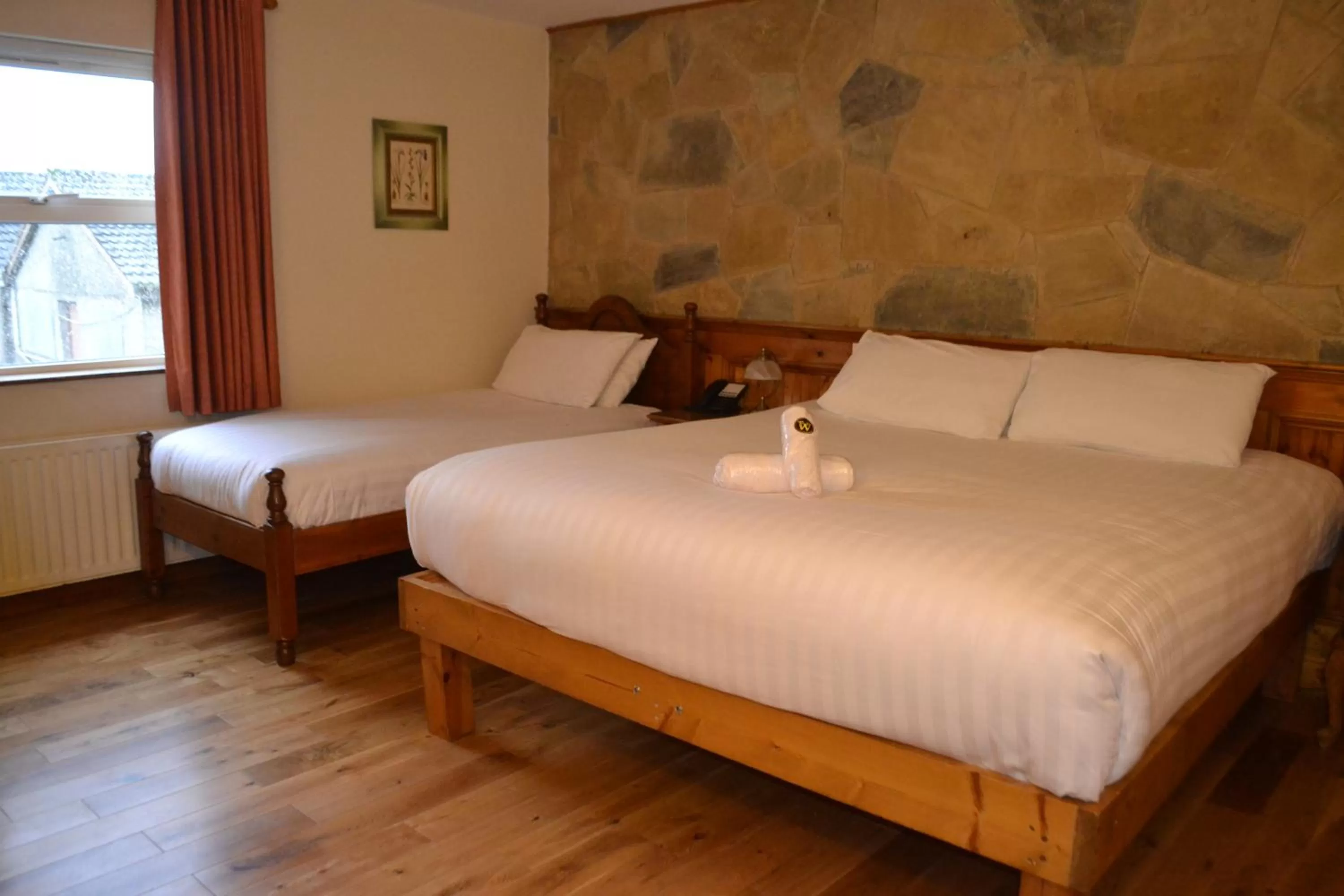 Bed in Walsh's Hotel and Apartments