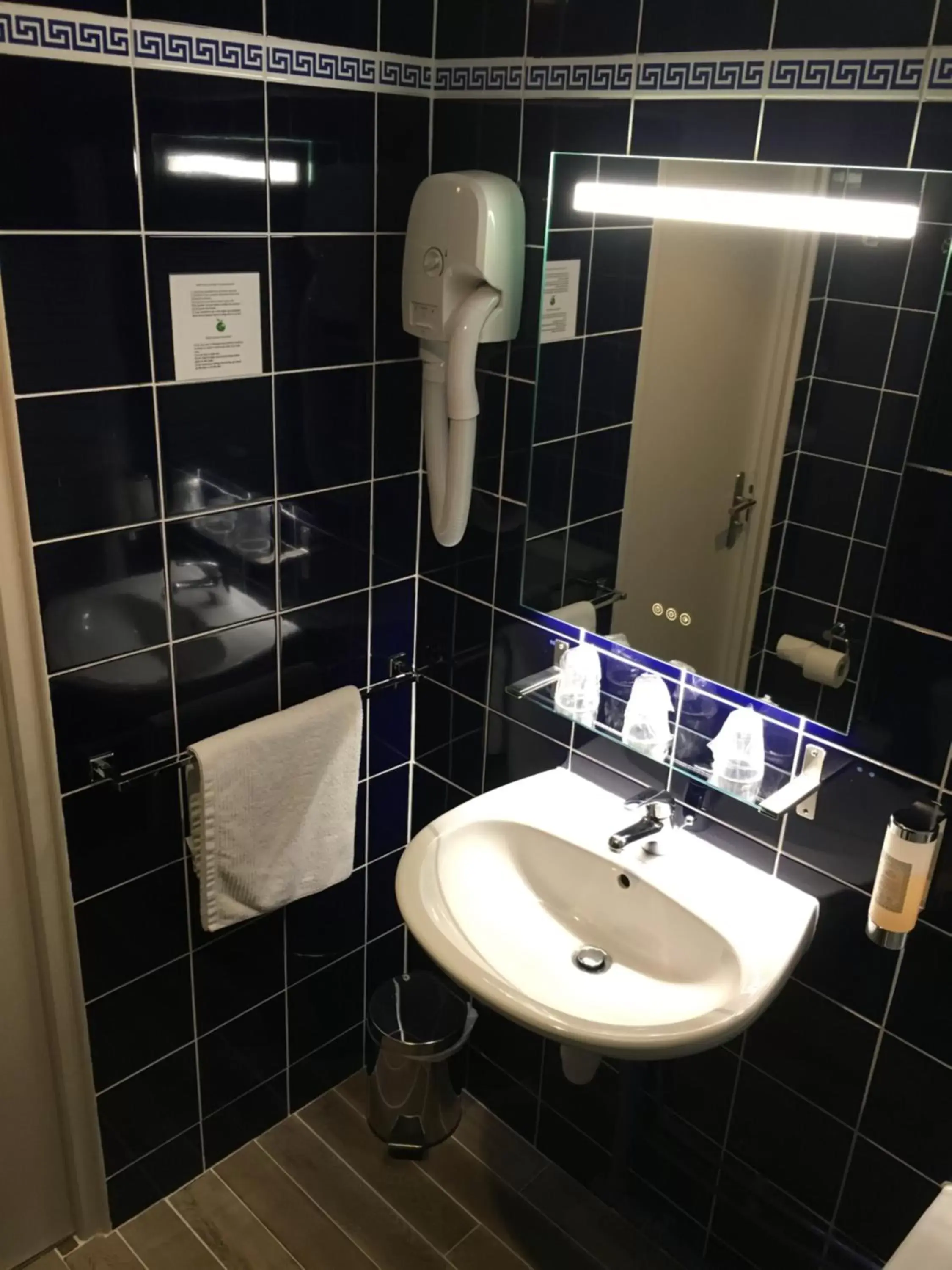 Bathroom in Est Hotel