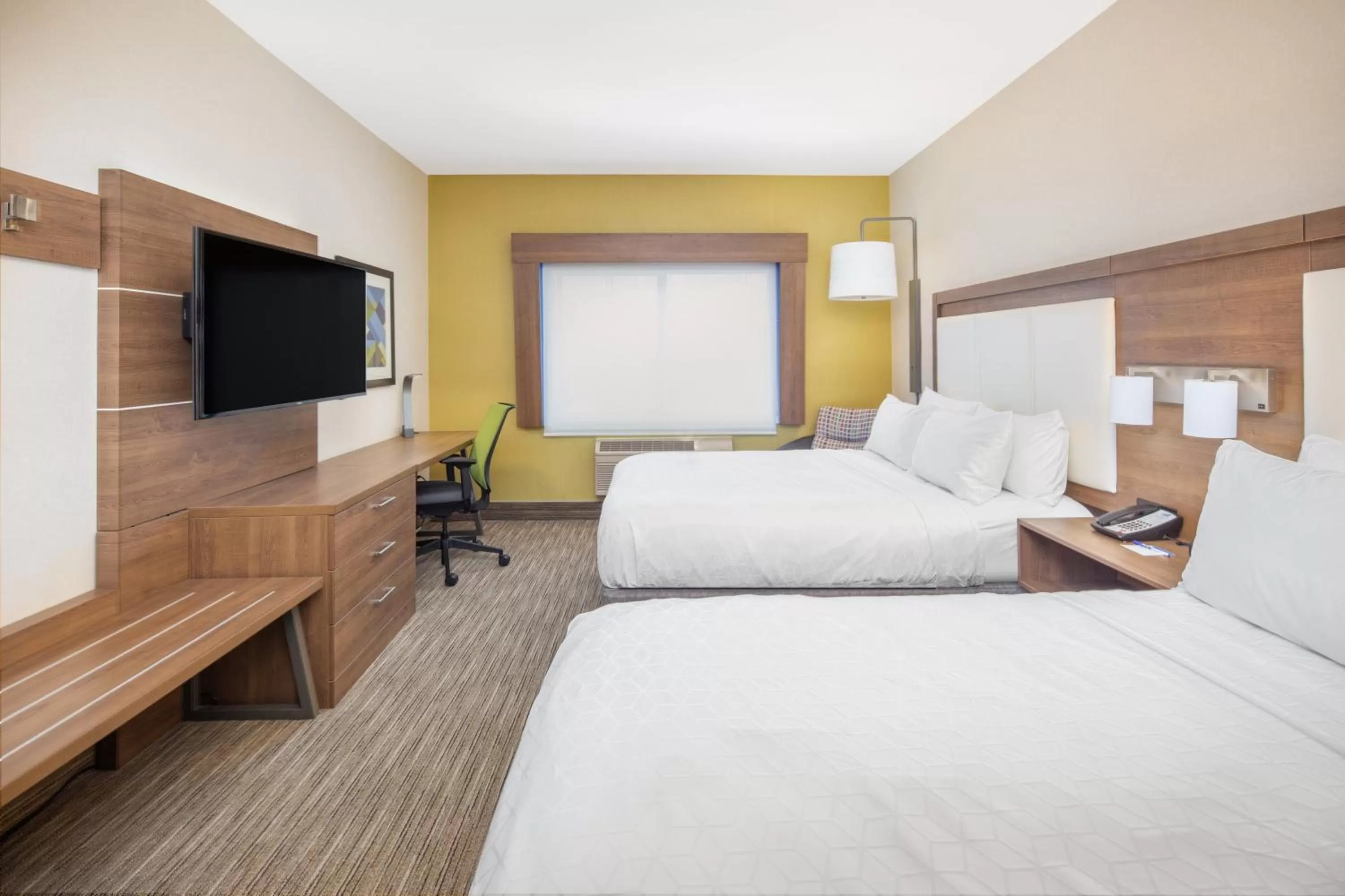 Photo of the whole room, Bed in Holiday Inn Express Hotel & Suites Bishop by IHG