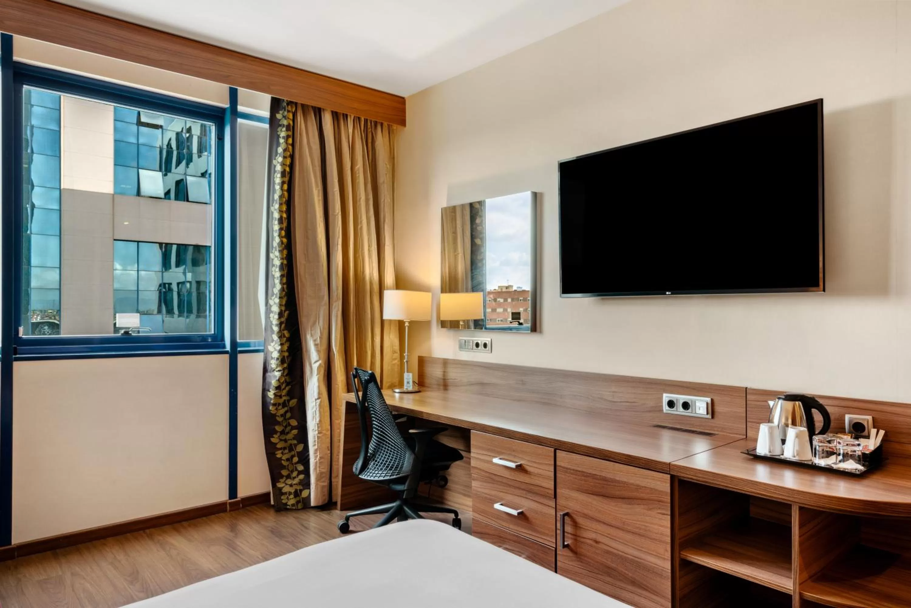 Photo of the whole room, Bed in Hilton Garden Inn Sevilla